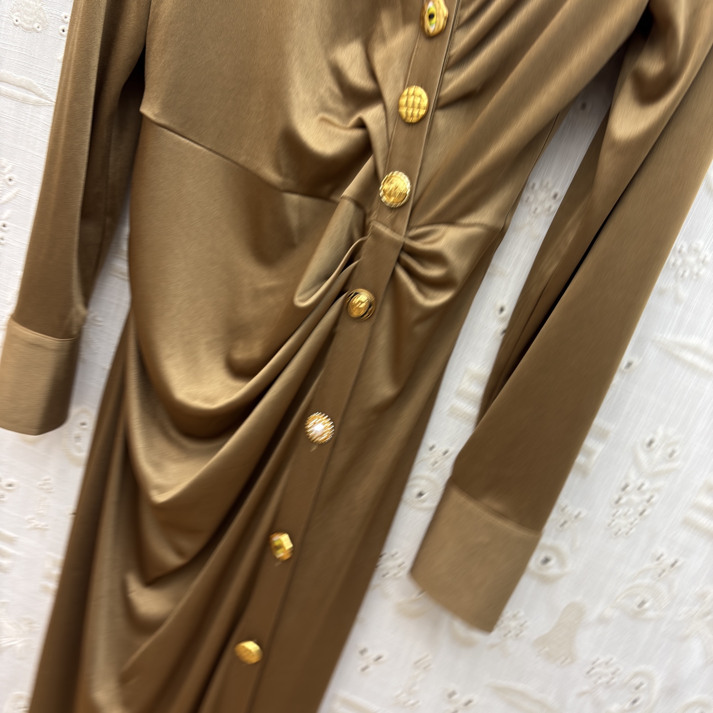 Sch26新款 异形扣翻领褶皱连衣裙 醋酸缎面自带柔光滤镜 斜排鎏异形金扣是点睛的贵气 褶皱掐出腰臀的线