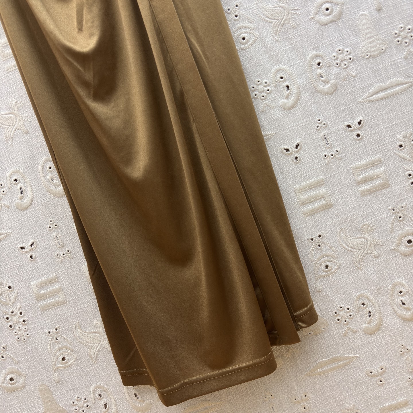 Sch26新款 异形扣翻领褶皱连衣裙 醋酸缎面自带柔光滤镜 斜排鎏异形金扣是点睛的贵气 褶皱掐出腰臀的线