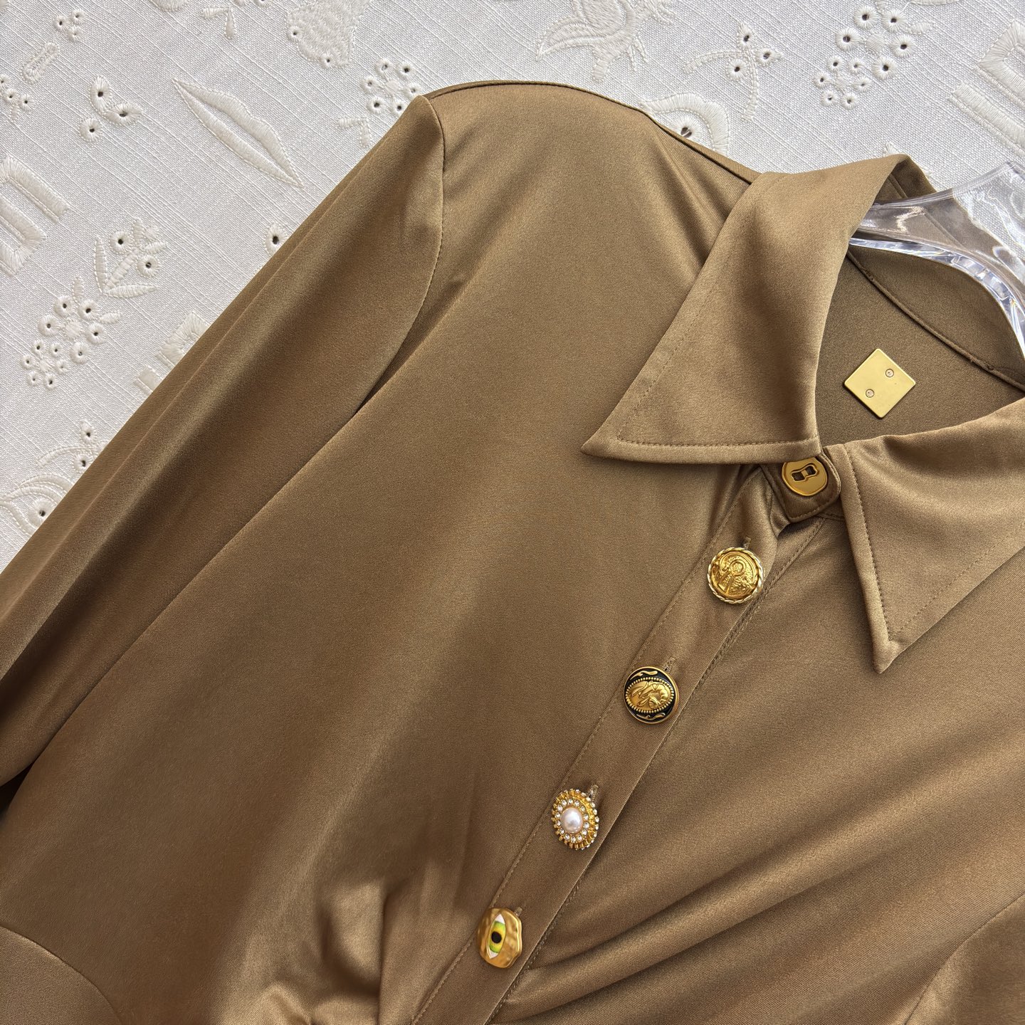 Sch26新款 异形扣翻领褶皱连衣裙 醋酸缎面自带柔光滤镜 斜排鎏异形金扣是点睛的贵气 褶皱掐出腰臀的线