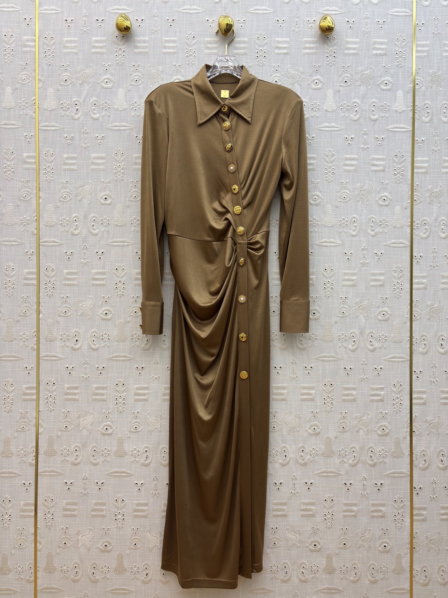 Sch26新款 异形扣翻领褶皱连衣裙 醋酸缎面自带柔光滤镜 斜排鎏异形金扣是点睛的贵气 褶皱掐出腰臀的线