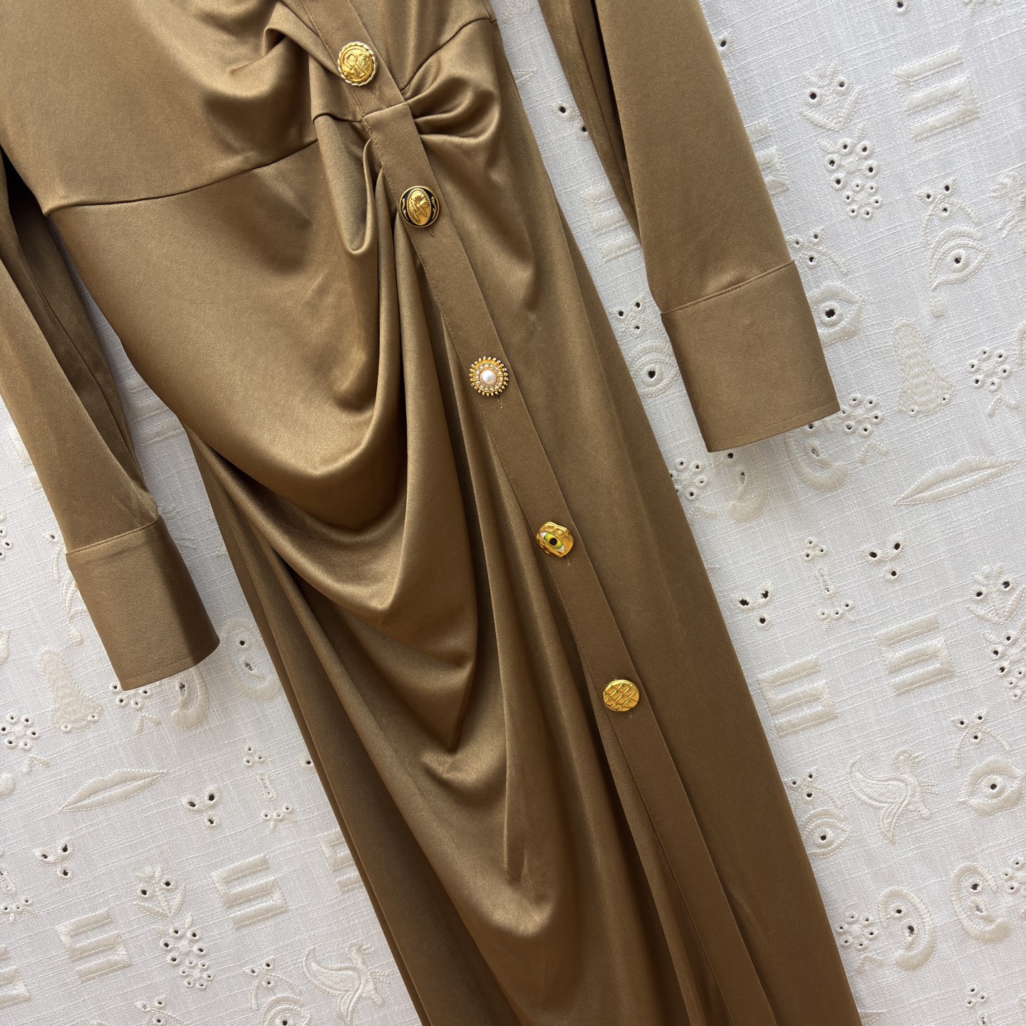 Sch26新款 异形扣翻领褶皱连衣裙 醋酸缎面自带柔光滤镜 斜排鎏异形金扣是点睛的贵气 褶皱掐出腰臀的线