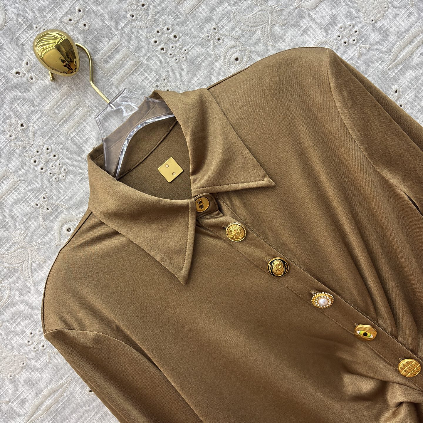 Sch26新款 异形扣翻领褶皱连衣裙 醋酸缎面自带柔光滤镜 斜排鎏异形金扣是点睛的贵气 褶皱掐出腰臀的线