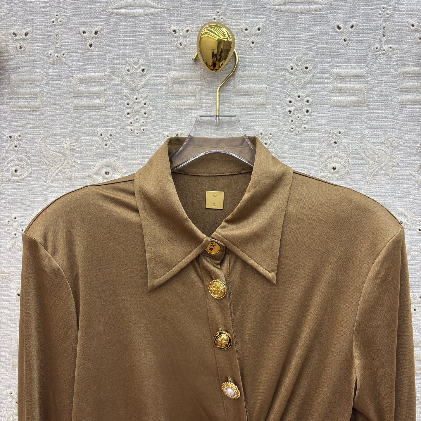 Sch26新款 异形扣翻领褶皱连衣裙 醋酸缎面自带柔光滤镜 斜排鎏异形金扣是点睛的贵气 褶皱掐出腰臀的线