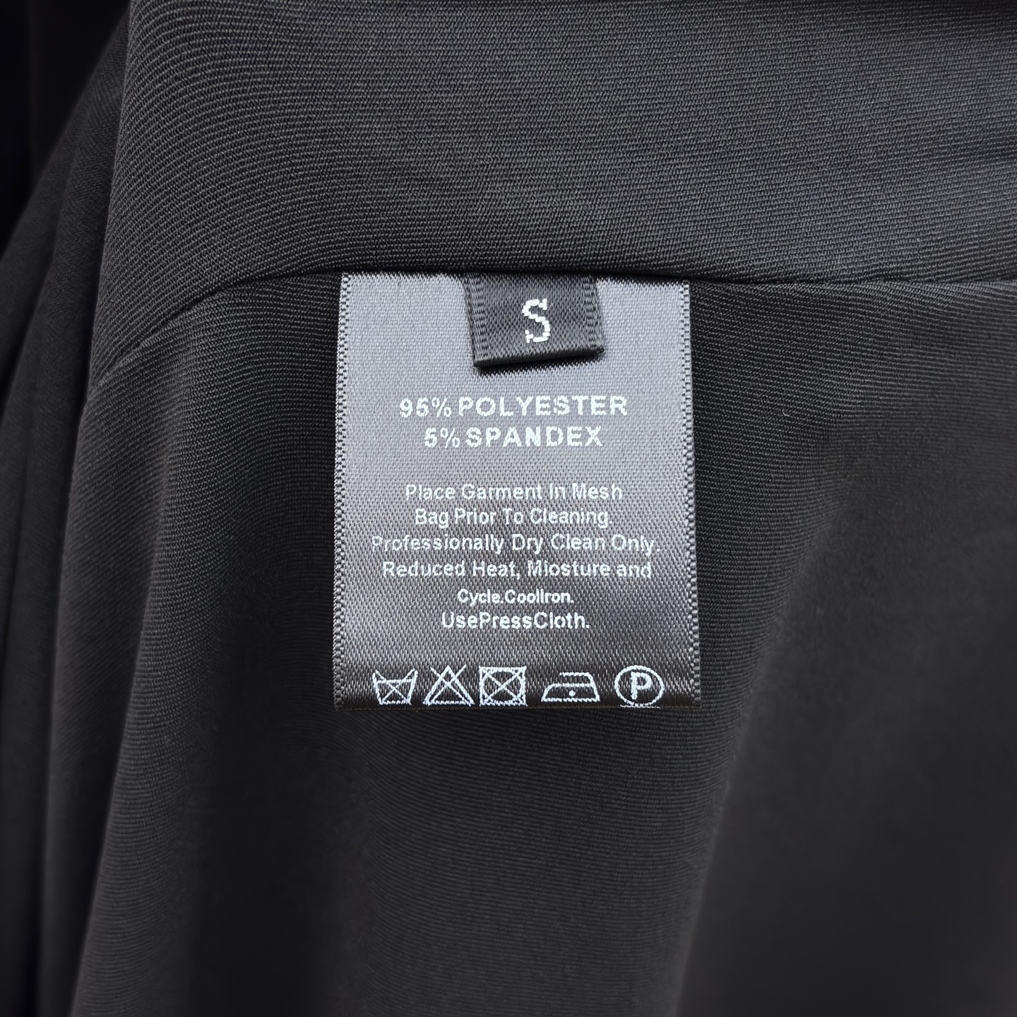 Sch 26早春 异形别扣皱褶连衣裙 极简与精致的碰撞里 以利落剪裁勾勒优雅身姿 金属锁扣点缀 于细节处