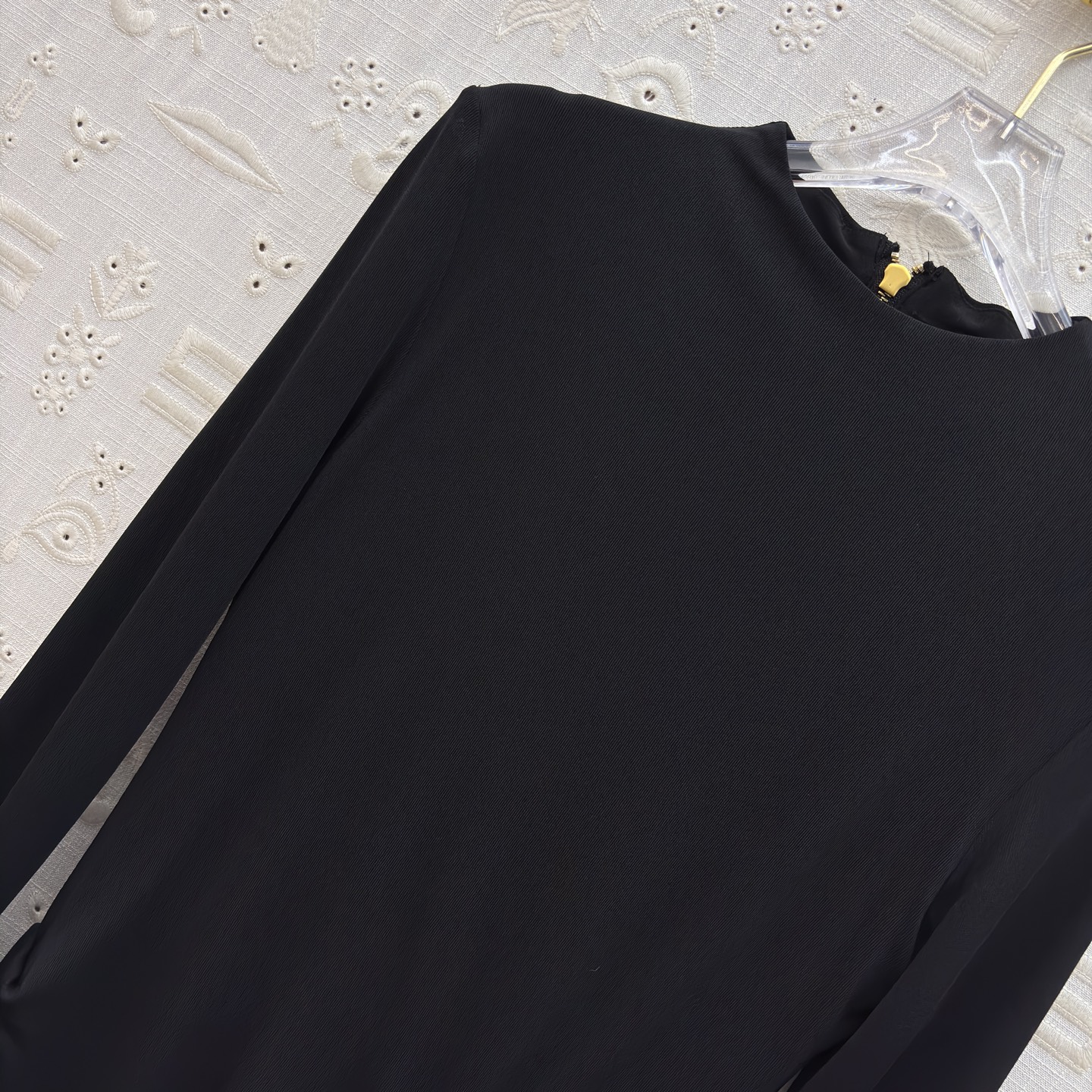 Sch 26早春 异形别扣皱褶连衣裙 极简与精致的碰撞里 以利落剪裁勾勒优雅身姿 金属锁扣点缀 于细节处