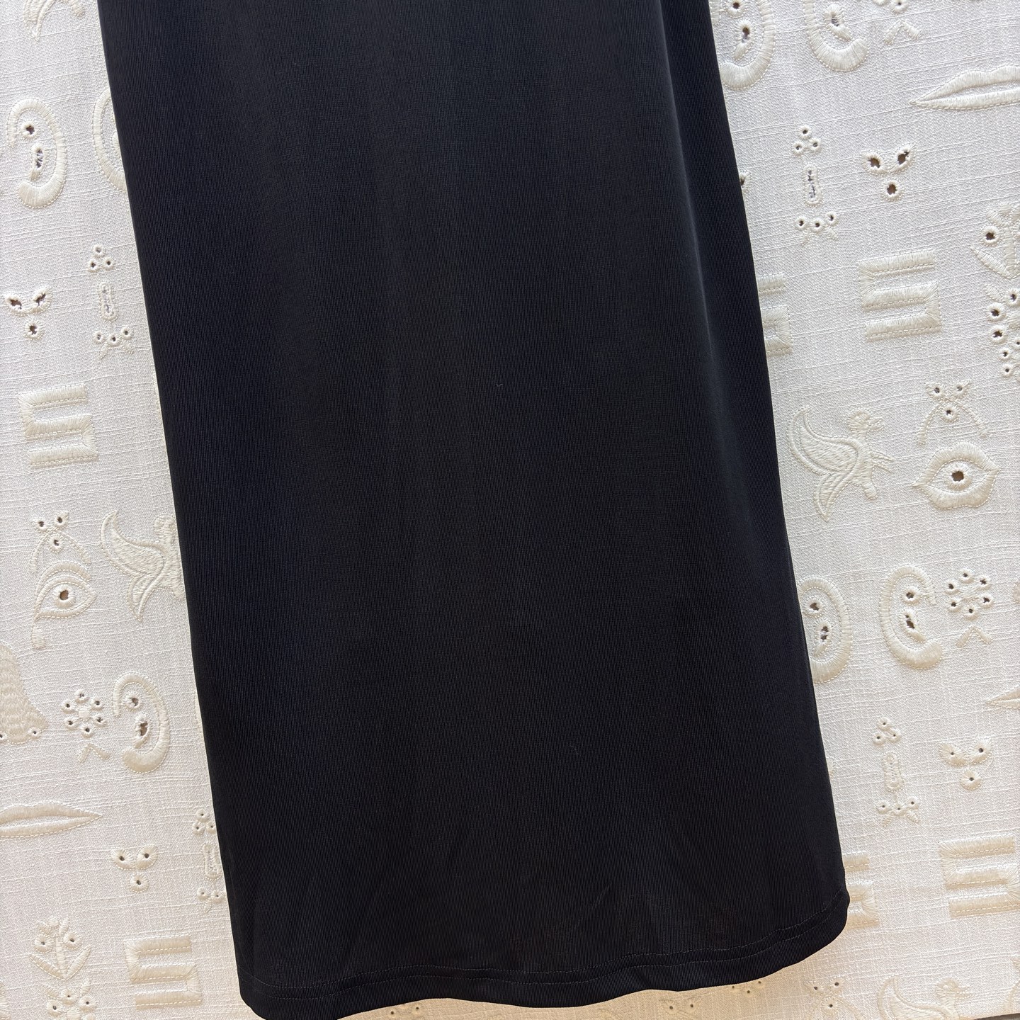 Sch 26早春 异形别扣皱褶连衣裙 极简与精致的碰撞里 以利落剪裁勾勒优雅身姿 金属锁扣点缀 于细节处