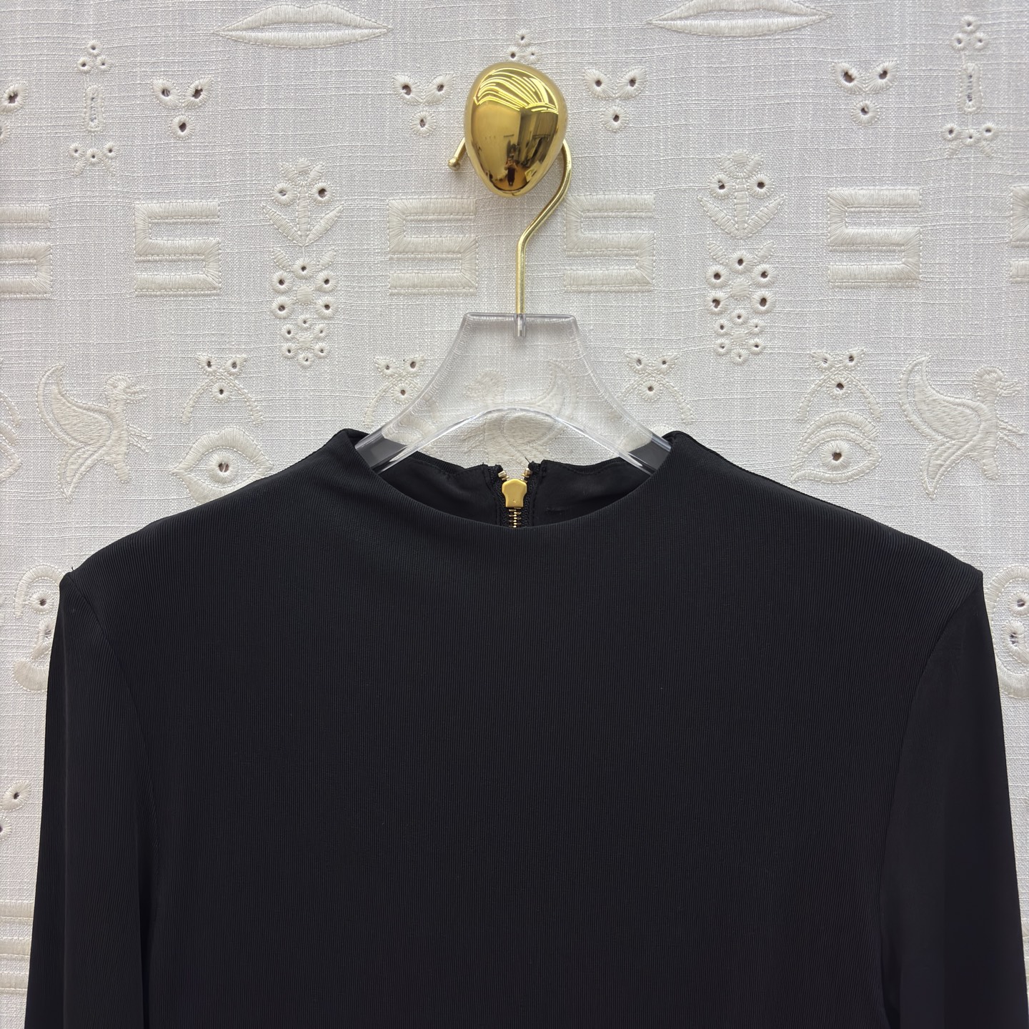 Sch 26早春 异形别扣皱褶连衣裙 极简与精致的碰撞里 以利落剪裁勾勒优雅身姿 金属锁扣点缀 于细节处