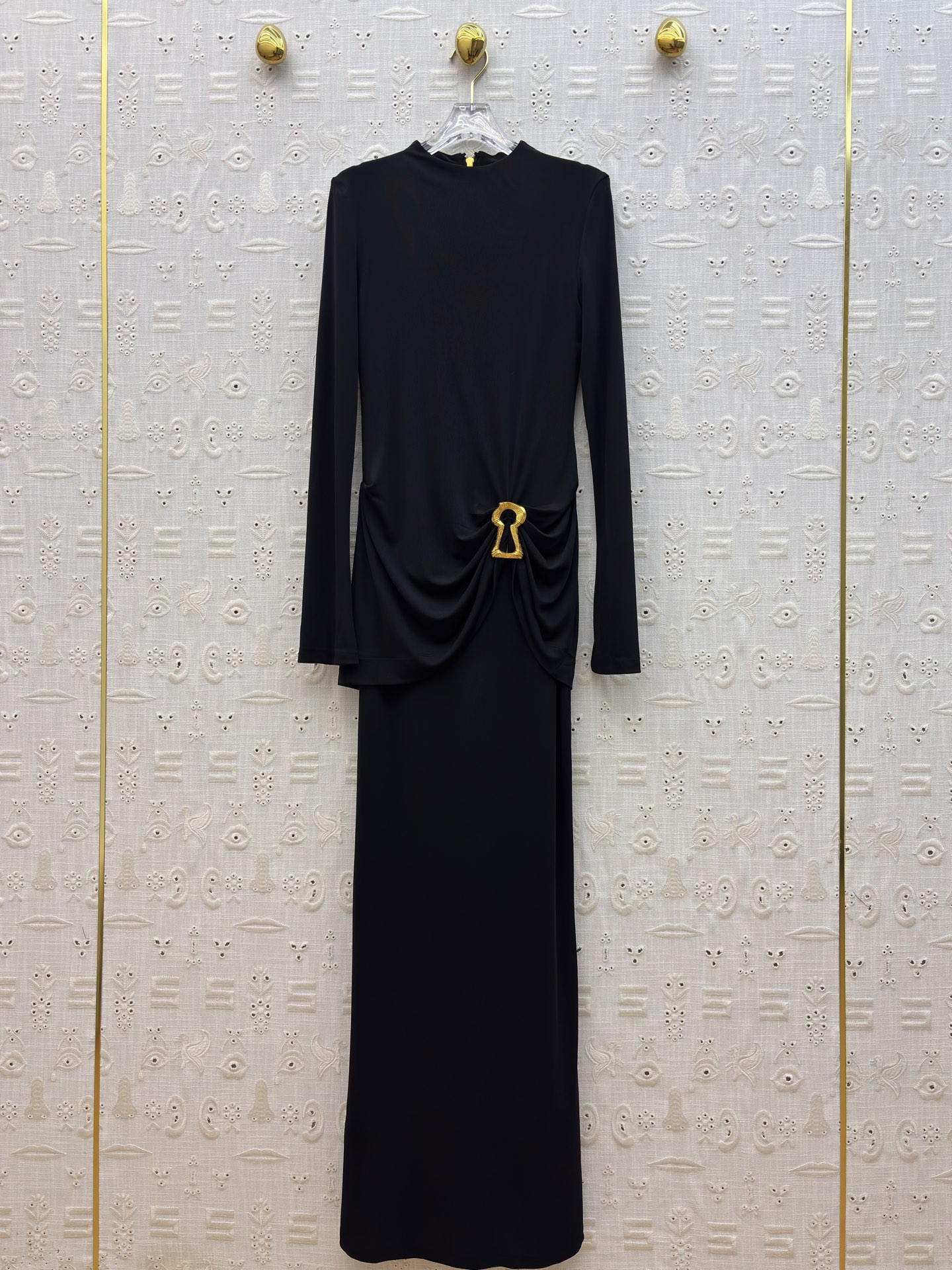 Sch 26早春 异形别扣皱褶连衣裙 极简与精致的碰撞里 以利落剪裁勾勒优雅身姿 金属锁扣点缀 于细节处