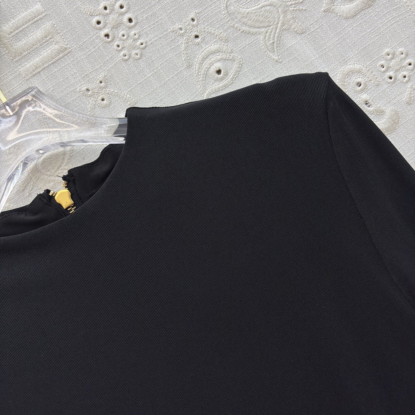 Sch 26早春 异形别扣皱褶连衣裙 极简与精致的碰撞里 以利落剪裁勾勒优雅身姿 金属锁扣点缀 于细节处