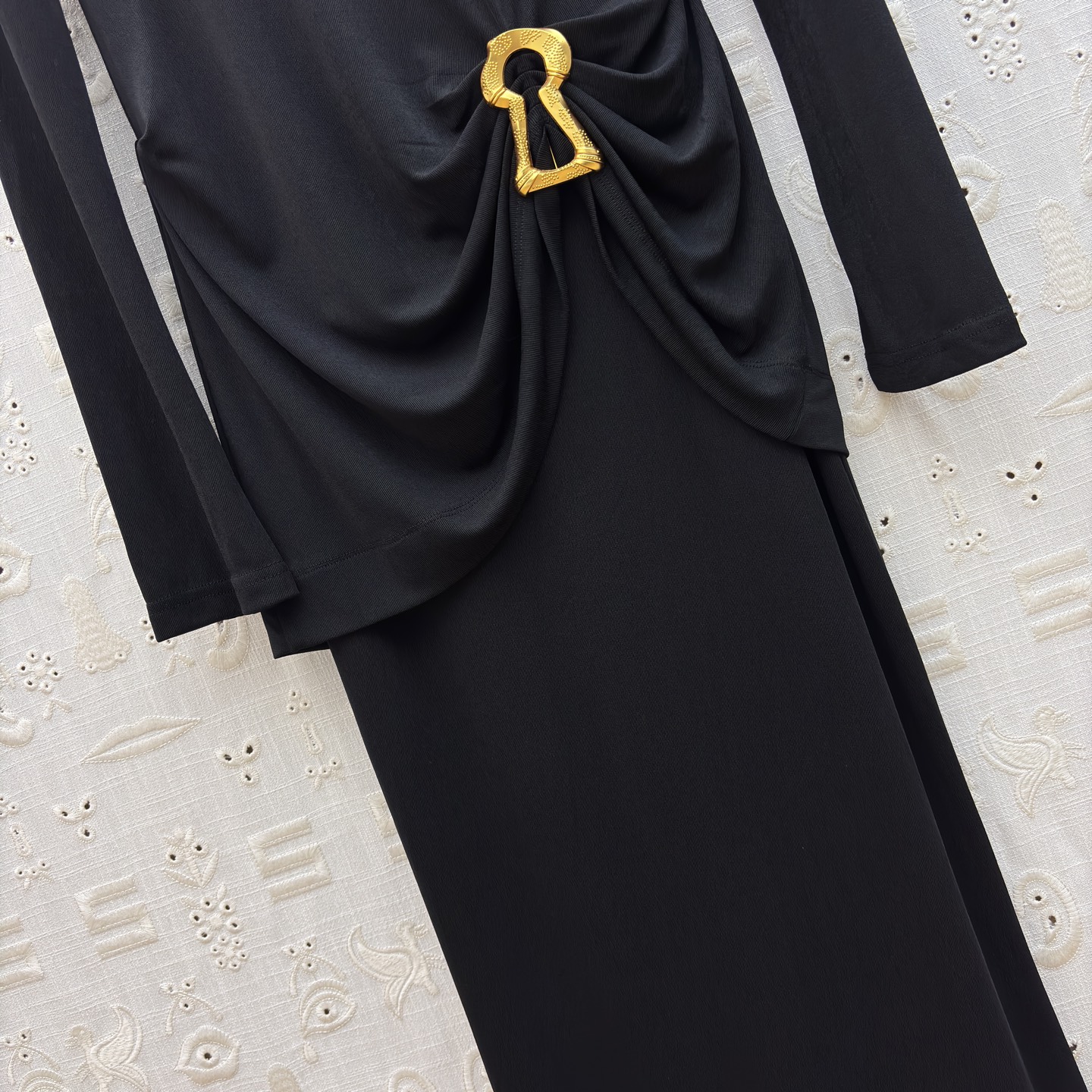 Sch 26早春 异形别扣皱褶连衣裙 极简与精致的碰撞里 以利落剪裁勾勒优雅身姿 金属锁扣点缀 于细节处