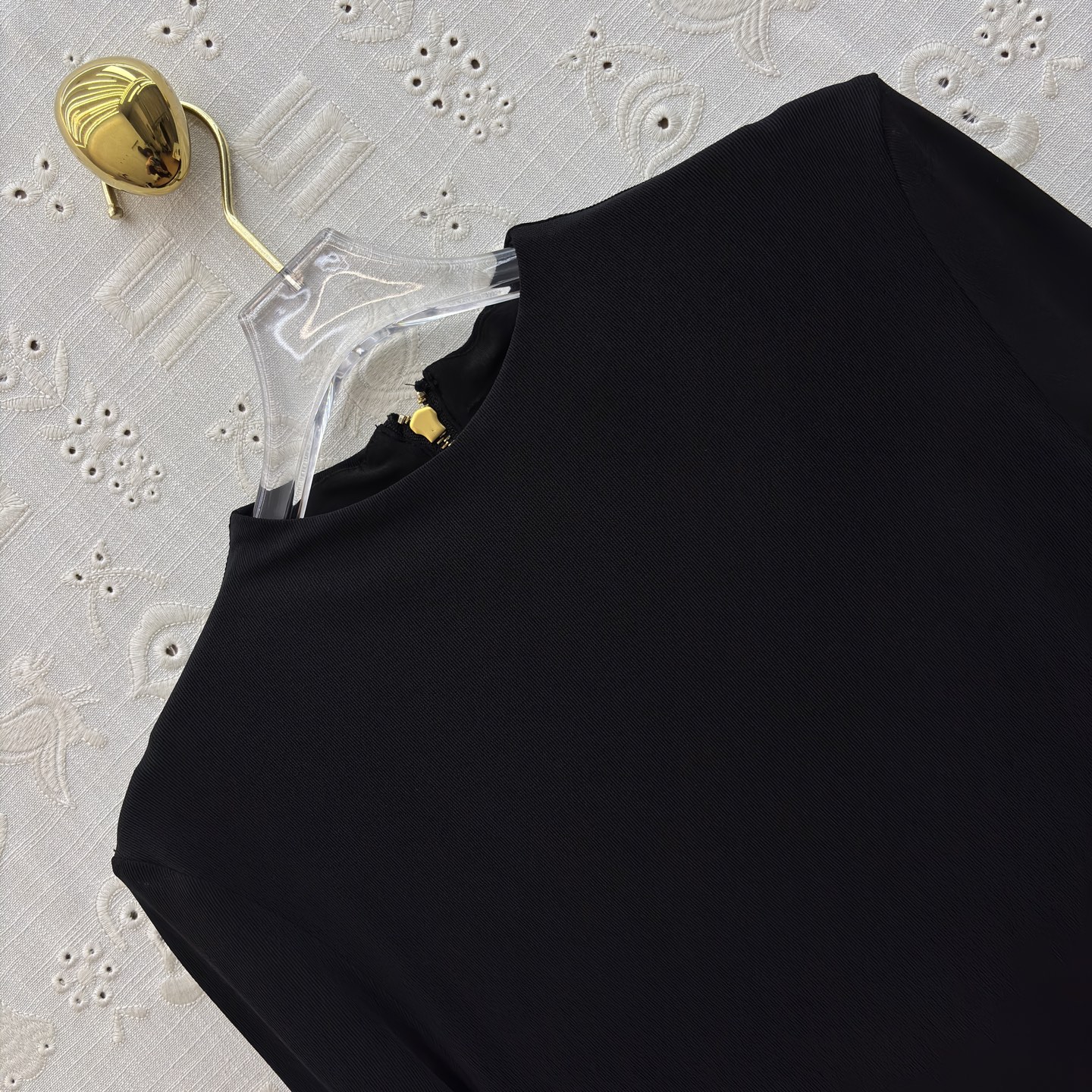 Sch 26早春 异形别扣皱褶连衣裙 极简与精致的碰撞里 以利落剪裁勾勒优雅身姿 金属锁扣点缀 于细节处