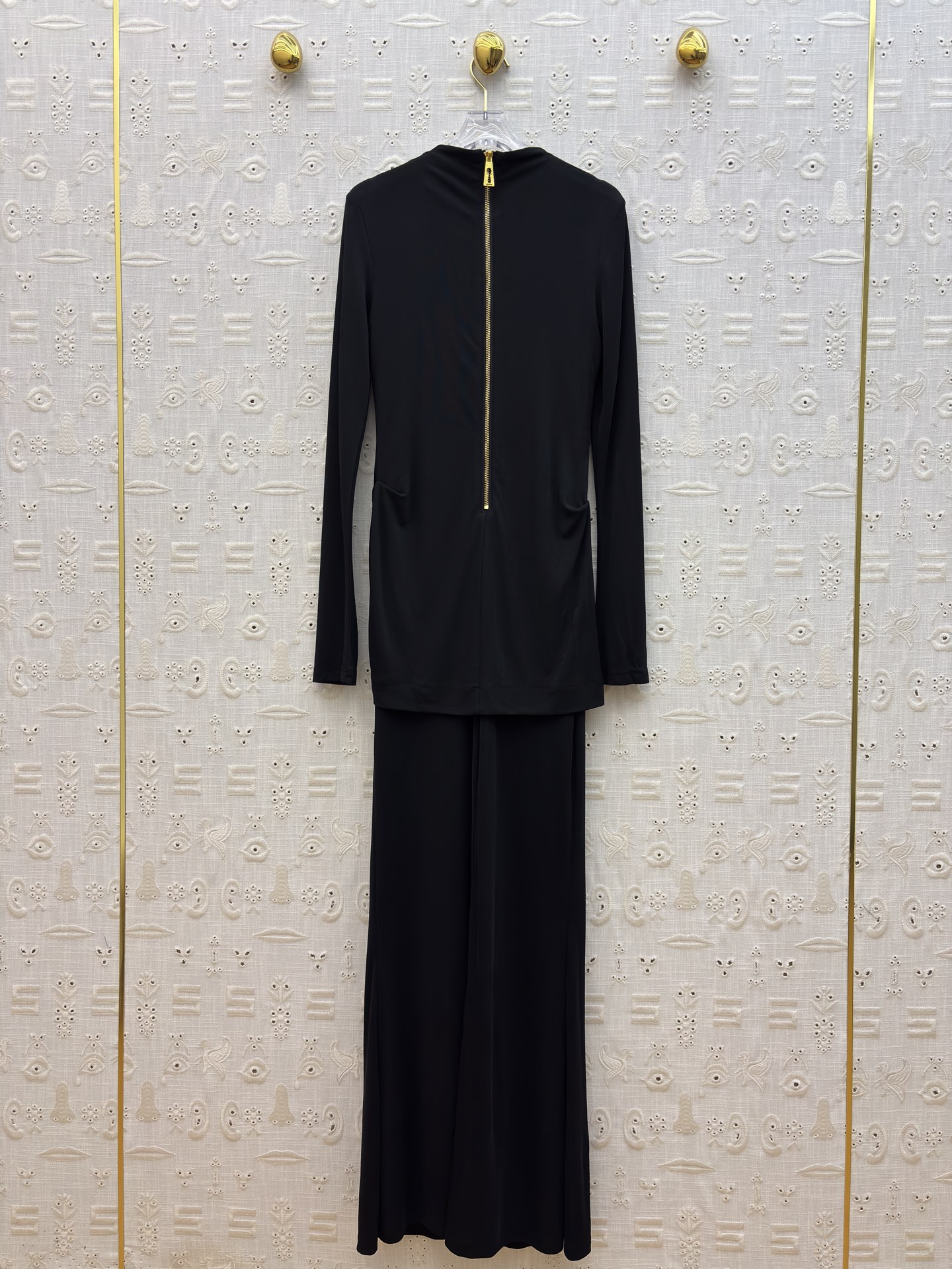 Sch 26早春 异形别扣皱褶连衣裙 极简与精致的碰撞里 以利落剪裁勾勒优雅身姿 金属锁扣点缀 于细节处