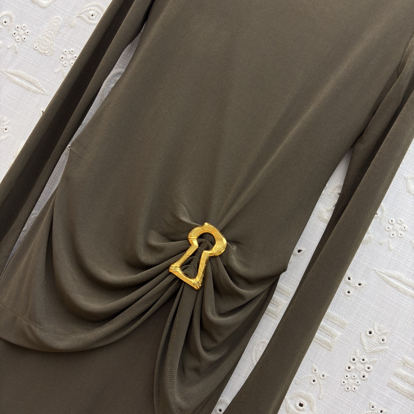 Sch 26早春 异形别扣皱褶连衣裙 极简与精致的碰撞里 以利落剪裁勾勒优雅身姿 金属锁扣点缀 于细节处