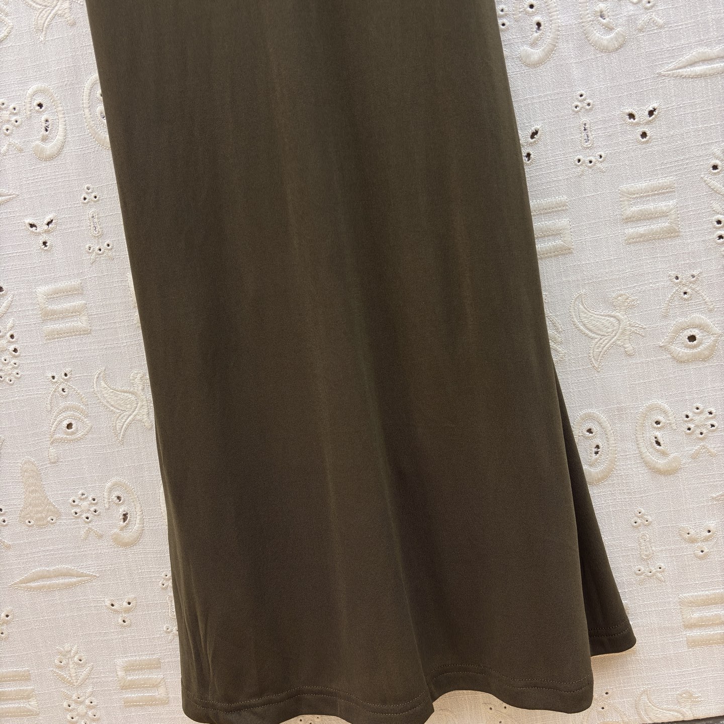 Sch 26早春 异形别扣皱褶连衣裙 极简与精致的碰撞里 以利落剪裁勾勒优雅身姿 金属锁扣点缀 于细节处