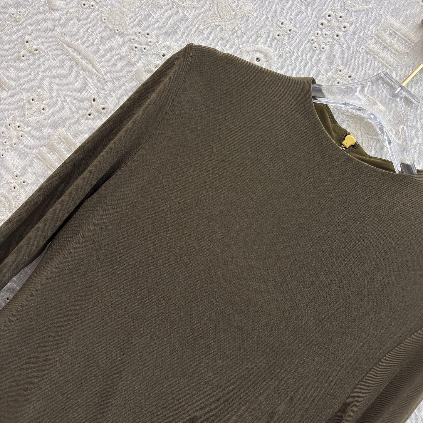 Sch 26早春 异形别扣皱褶连衣裙 极简与精致的碰撞里 以利落剪裁勾勒优雅身姿 金属锁扣点缀 于细节处