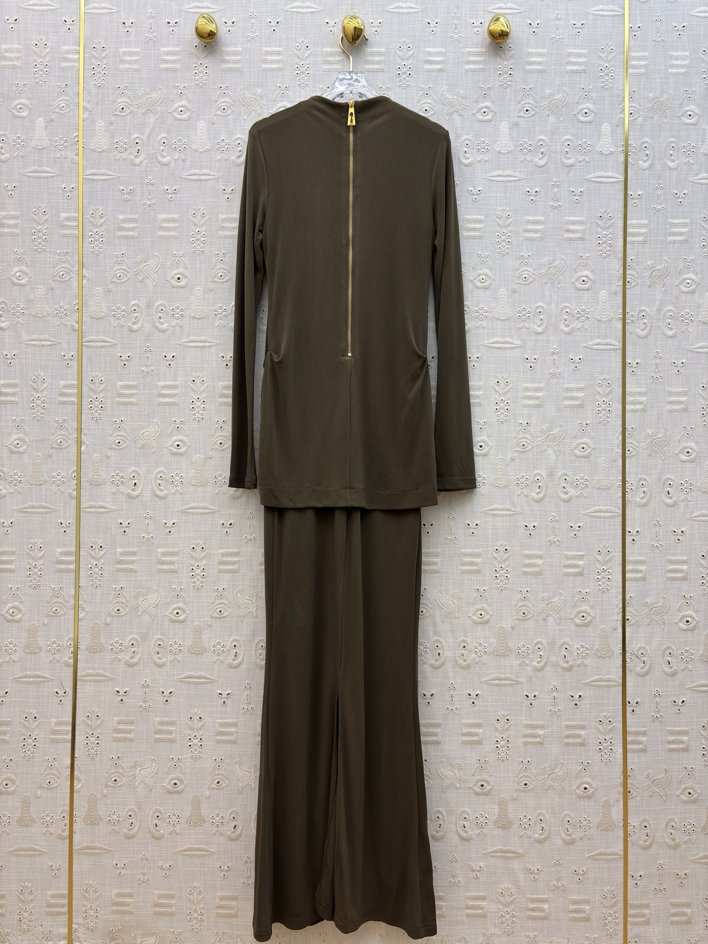 Sch 26早春 异形别扣皱褶连衣裙 极简与精致的碰撞里 以利落剪裁勾勒优雅身姿 金属锁扣点缀 于细节处