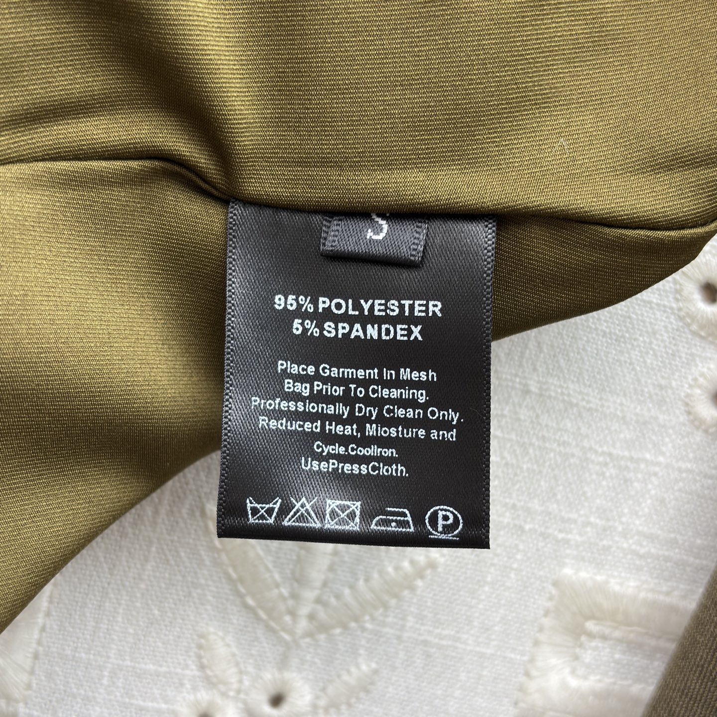 Sch 26早春 异形别扣皱褶连衣裙 极简与精致的碰撞里 以利落剪裁勾勒优雅身姿 金属锁扣点缀 于细节处