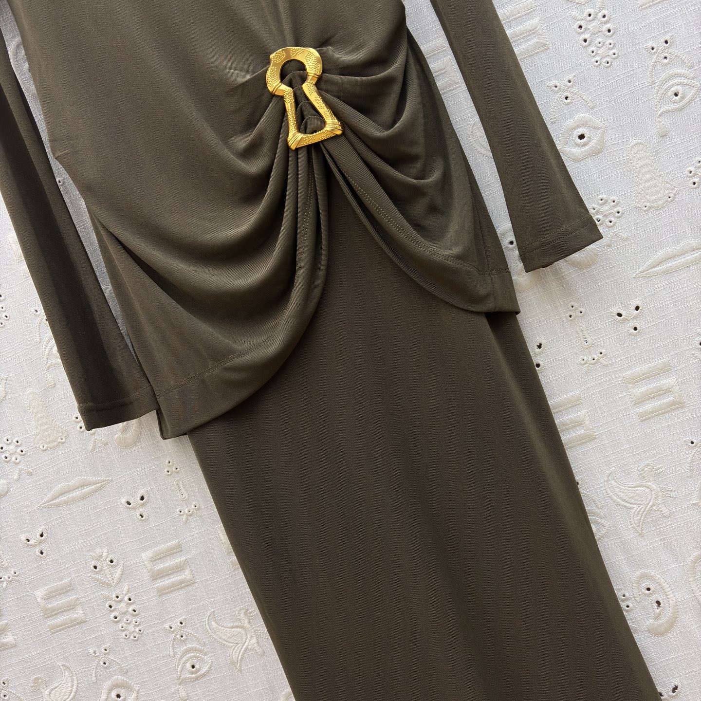 Sch 26早春 异形别扣皱褶连衣裙 极简与精致的碰撞里 以利落剪裁勾勒优雅身姿 金属锁扣点缀 于细节处