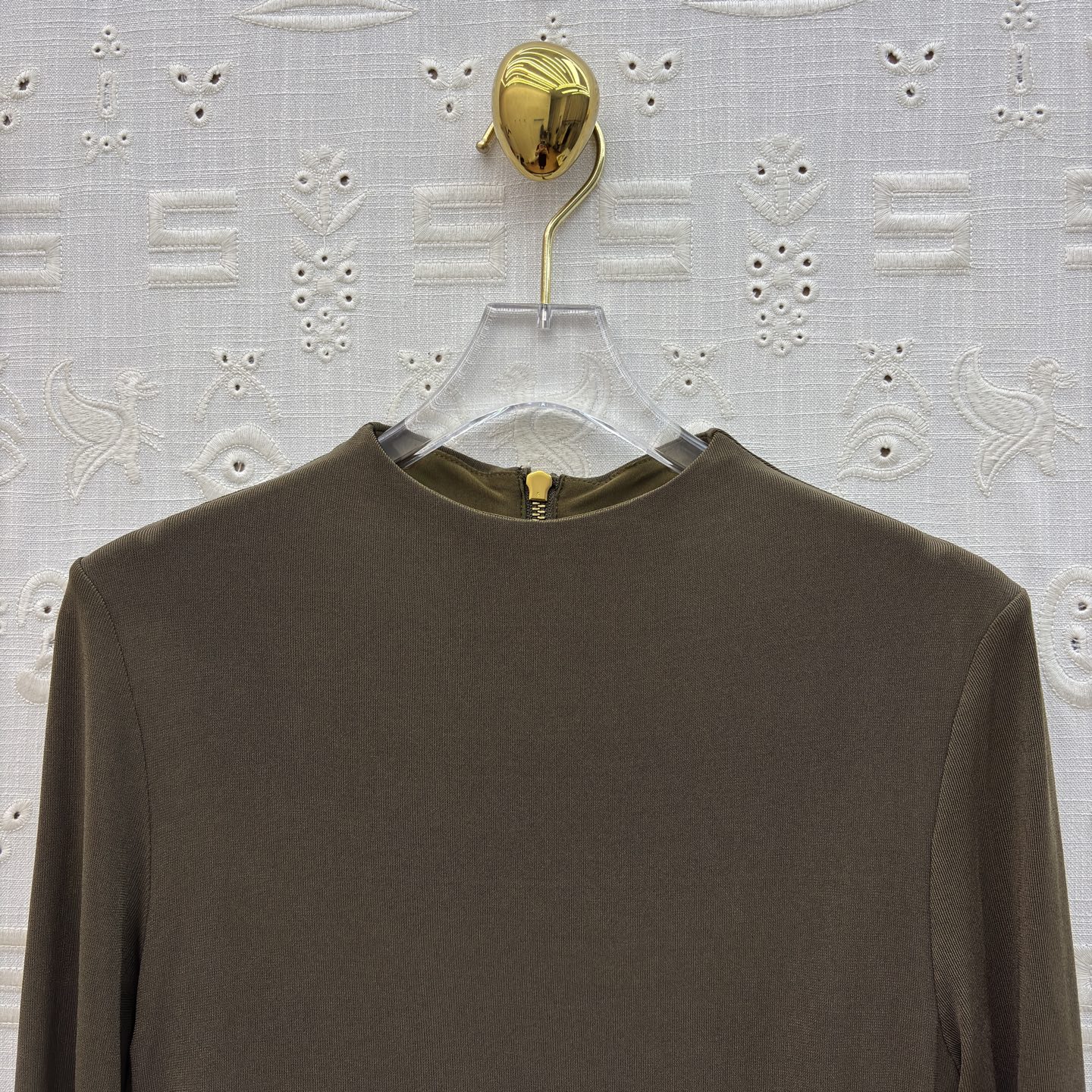 Sch 26早春 异形别扣皱褶连衣裙 极简与精致的碰撞里 以利落剪裁勾勒优雅身姿 金属锁扣点缀 于细节处