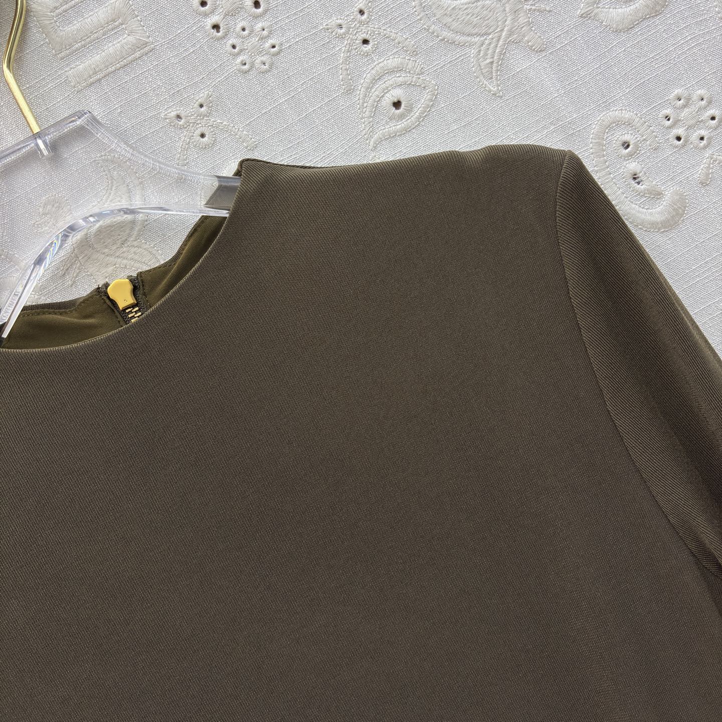 Sch 26早春 异形别扣皱褶连衣裙 极简与精致的碰撞里 以利落剪裁勾勒优雅身姿 金属锁扣点缀 于细节处