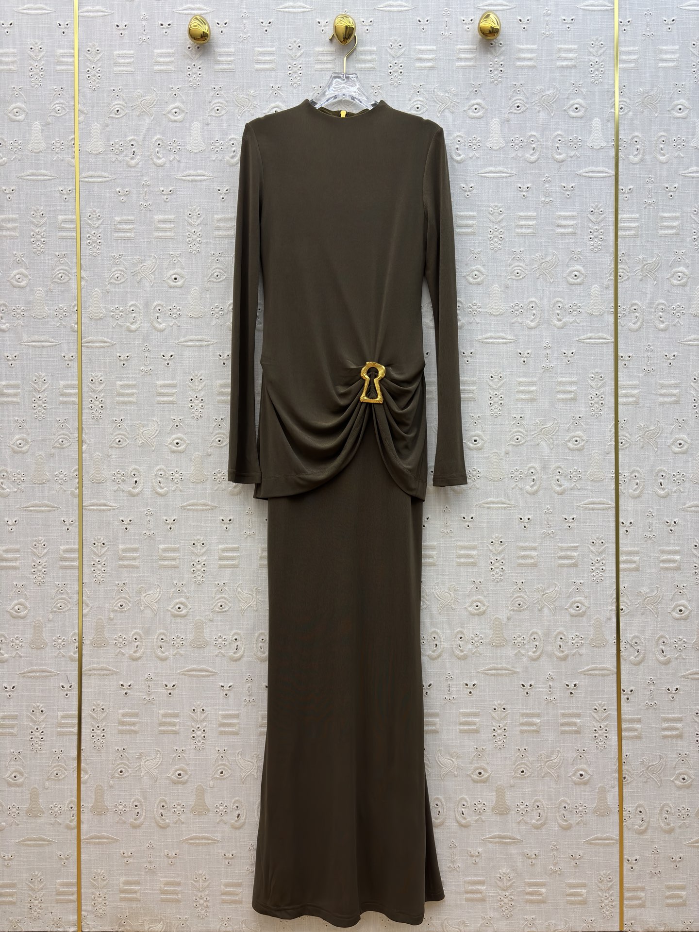 Sch 26早春 异形别扣皱褶连衣裙 极简与精致的碰撞里 以利落剪裁勾勒优雅身姿 金属锁扣点缀 于细节处