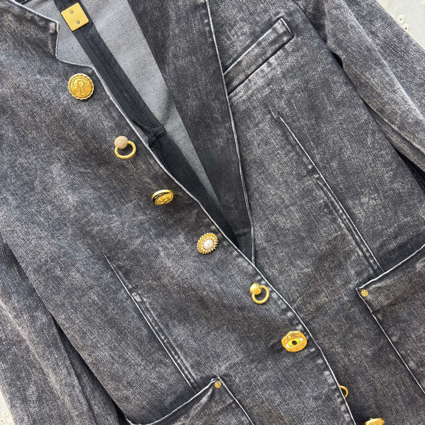 Sch家 26新款 异形扣做旧牛仔外套 做旧牛仔撞上鎏金纽扣 松弛和精致 开模异形扣 每个扣子都不一样 