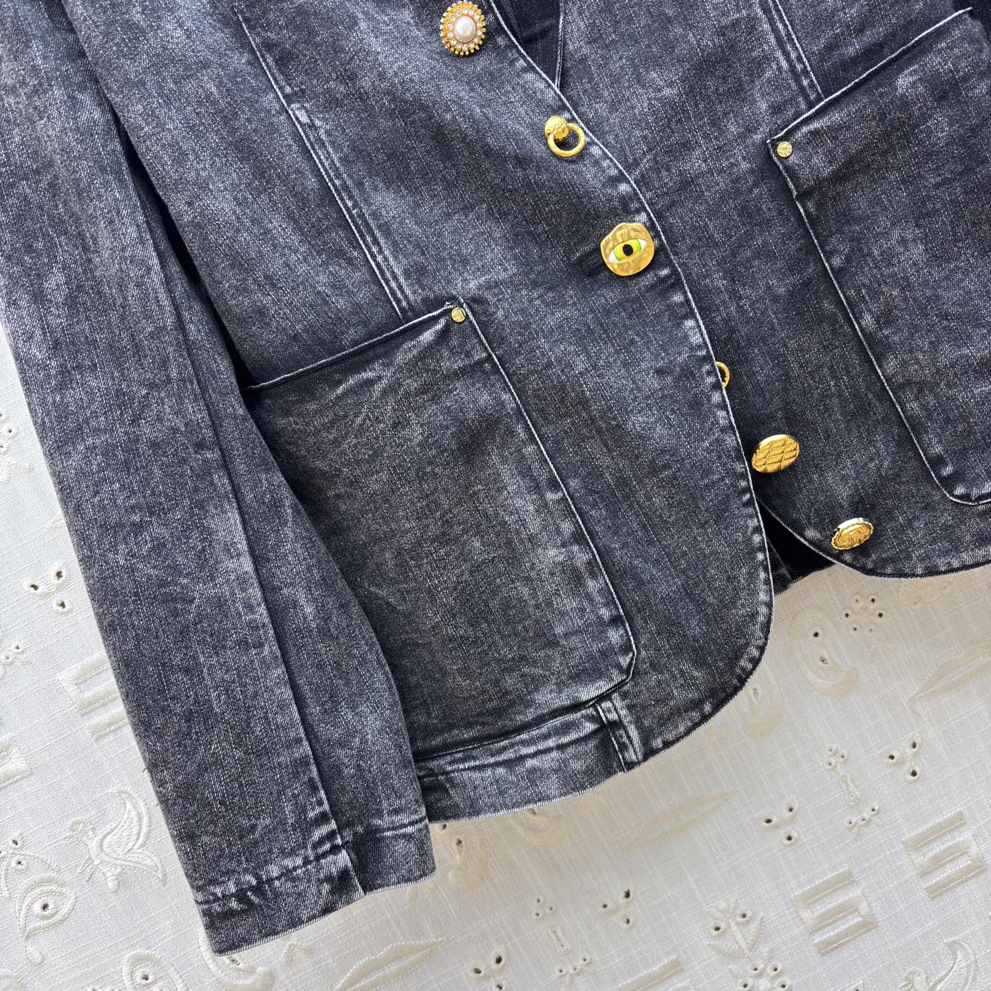Sch家 26新款 异形扣做旧牛仔外套 做旧牛仔撞上鎏金纽扣 松弛和精致 开模异形扣 每个扣子都不一样 