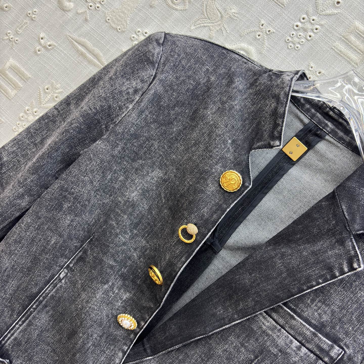 Sch家 26新款 异形扣做旧牛仔外套 做旧牛仔撞上鎏金纽扣 松弛和精致 开模异形扣 每个扣子都不一样 