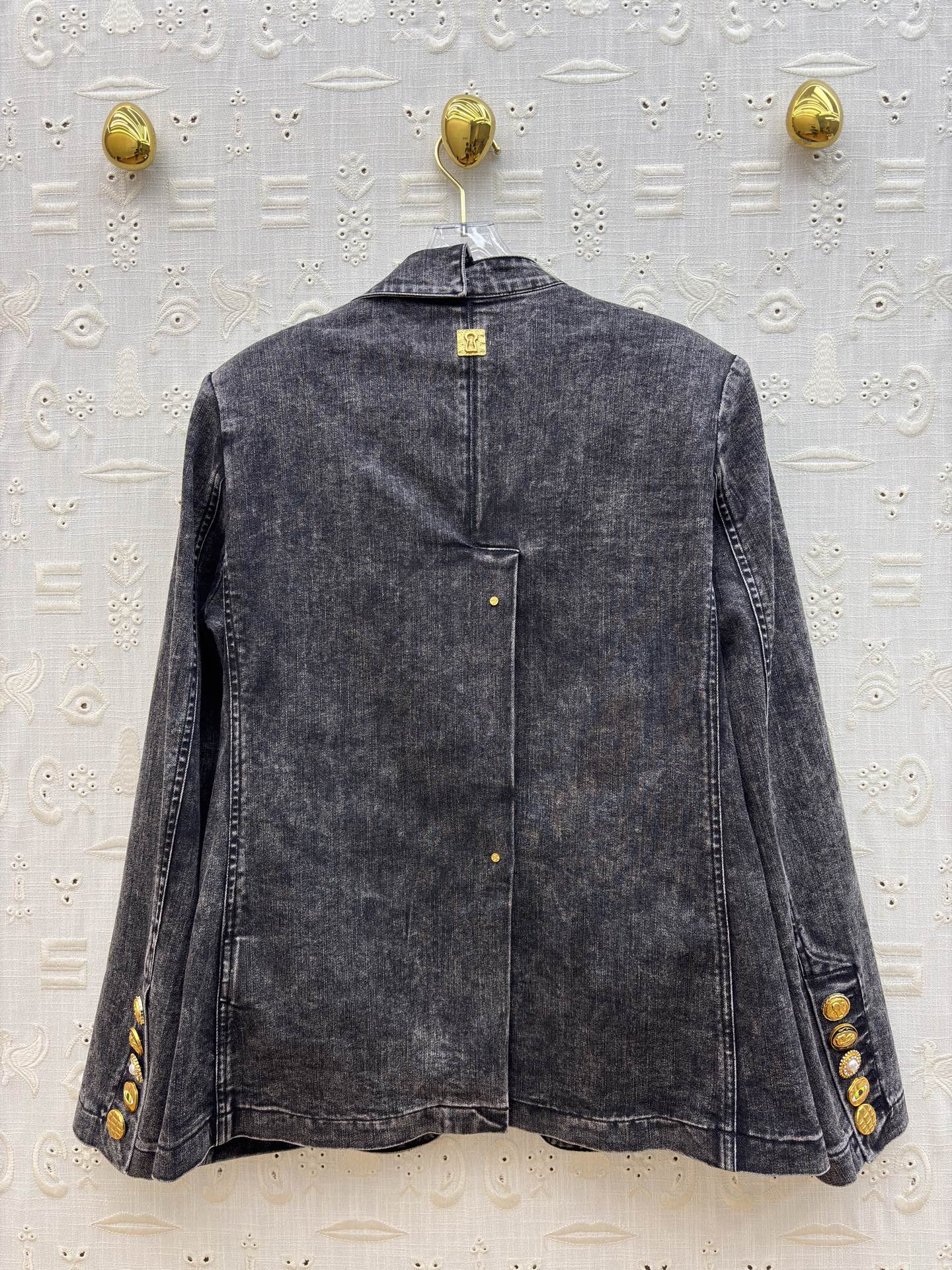 Sch家 26新款 异形扣做旧牛仔外套 做旧牛仔撞上鎏金纽扣 松弛和精致 开模异形扣 每个扣子都不一样 