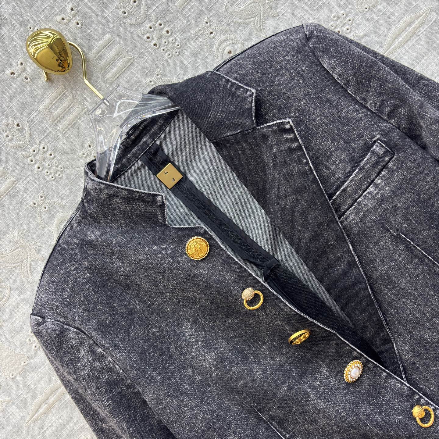 Sch家 26新款 异形扣做旧牛仔外套 做旧牛仔撞上鎏金纽扣 松弛和精致 开模异形扣 每个扣子都不一样 