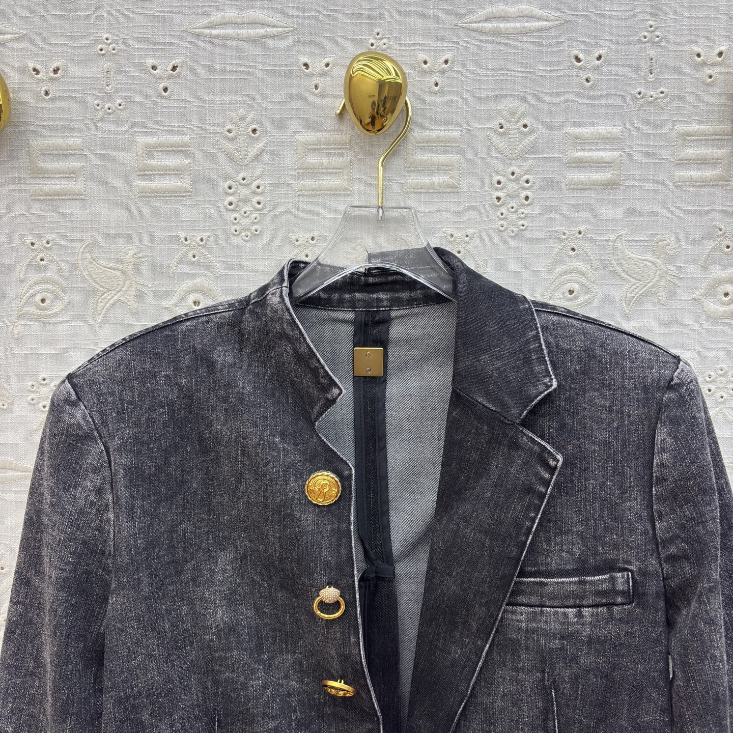 Sch家 26新款 异形扣做旧牛仔外套 做旧牛仔撞上鎏金纽扣 松弛和精致 开模异形扣 每个扣子都不一样 