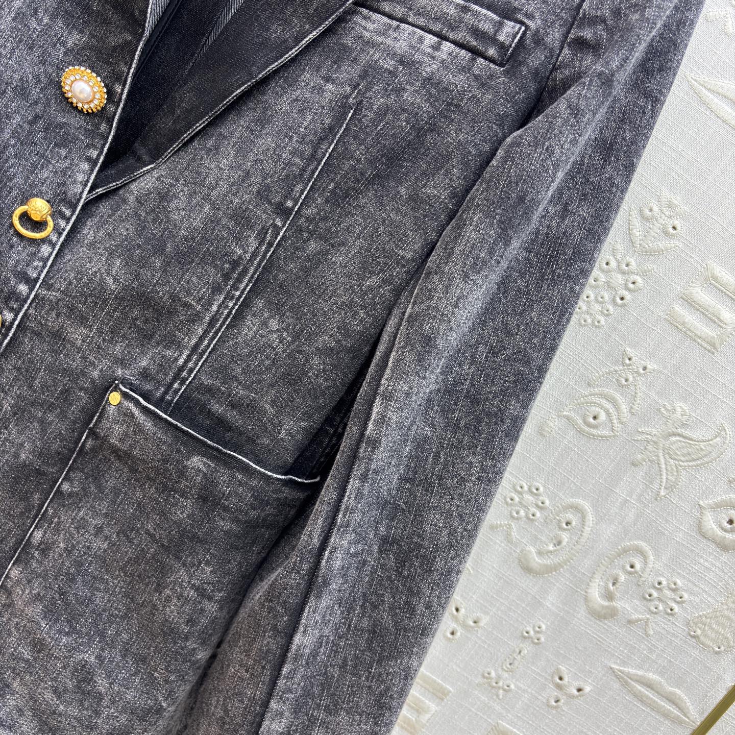 Sch家 26新款 异形扣做旧牛仔外套 做旧牛仔撞上鎏金纽扣 松弛和精致 开模异形扣 每个扣子都不一样 