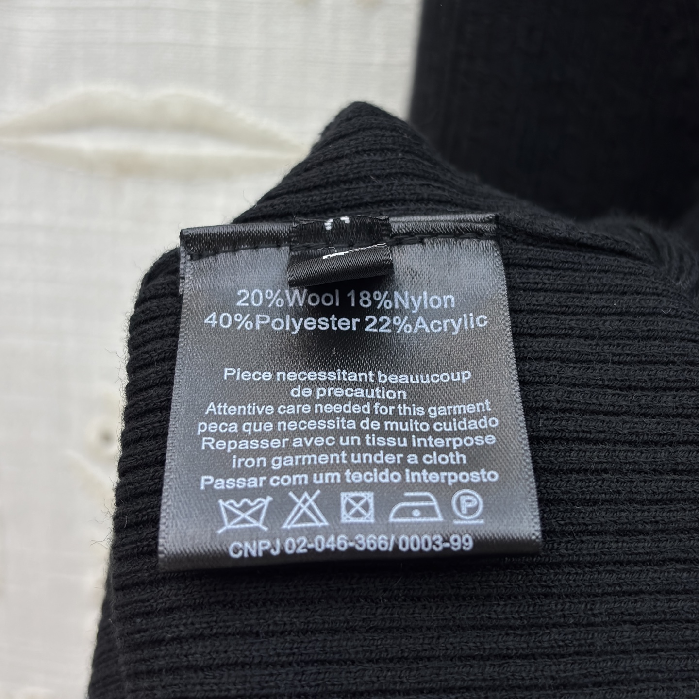 Sch家 26新款 异形半开开扣高领毛衣 吸睛又时髦范 异形金扣点缀 吸睛又有亮点 竖条纹的织法 属于不