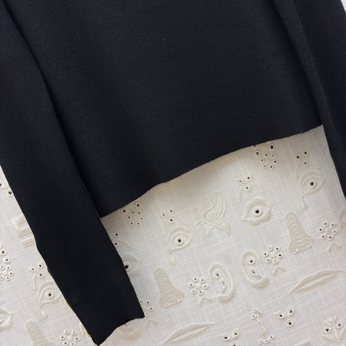 Sch家 26新款 异形半开开扣高领毛衣 吸睛又时髦范 异形金扣点缀 吸睛又有亮点 竖条纹的织法 属于不