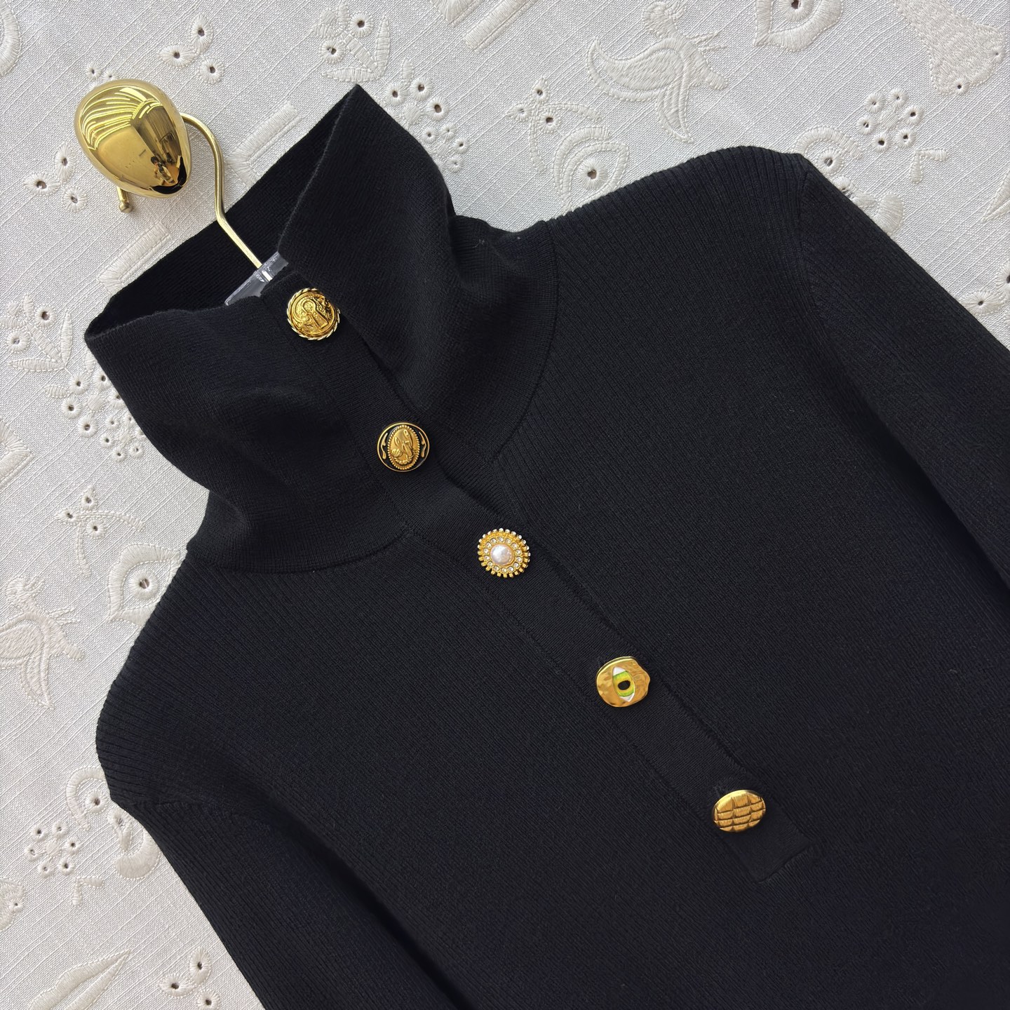 Sch家 26新款 异形半开开扣高领毛衣 吸睛又时髦范 异形金扣点缀 吸睛又有亮点 竖条纹的织法 属于不