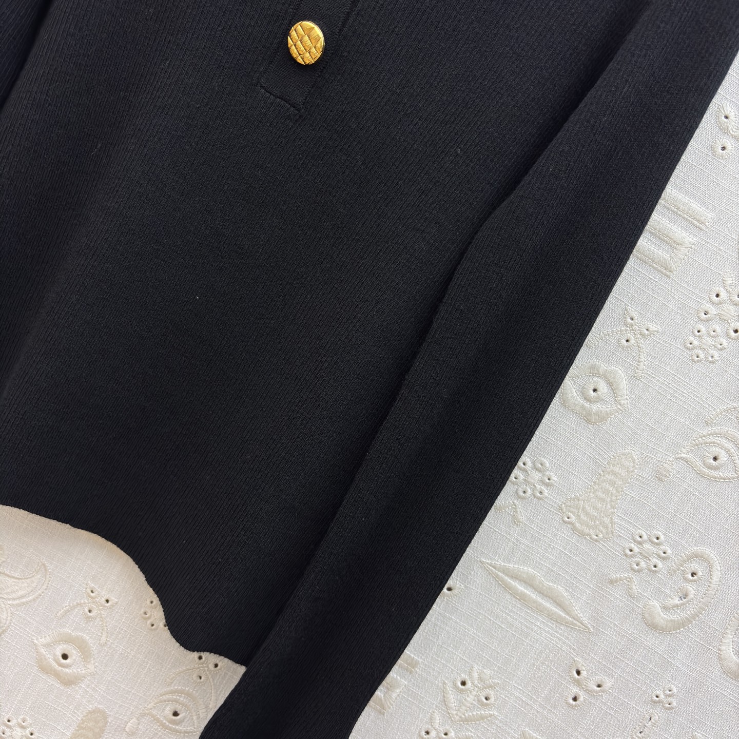 Sch家 26新款 异形半开开扣高领毛衣 吸睛又时髦范 异形金扣点缀 吸睛又有亮点 竖条纹的织法 属于不