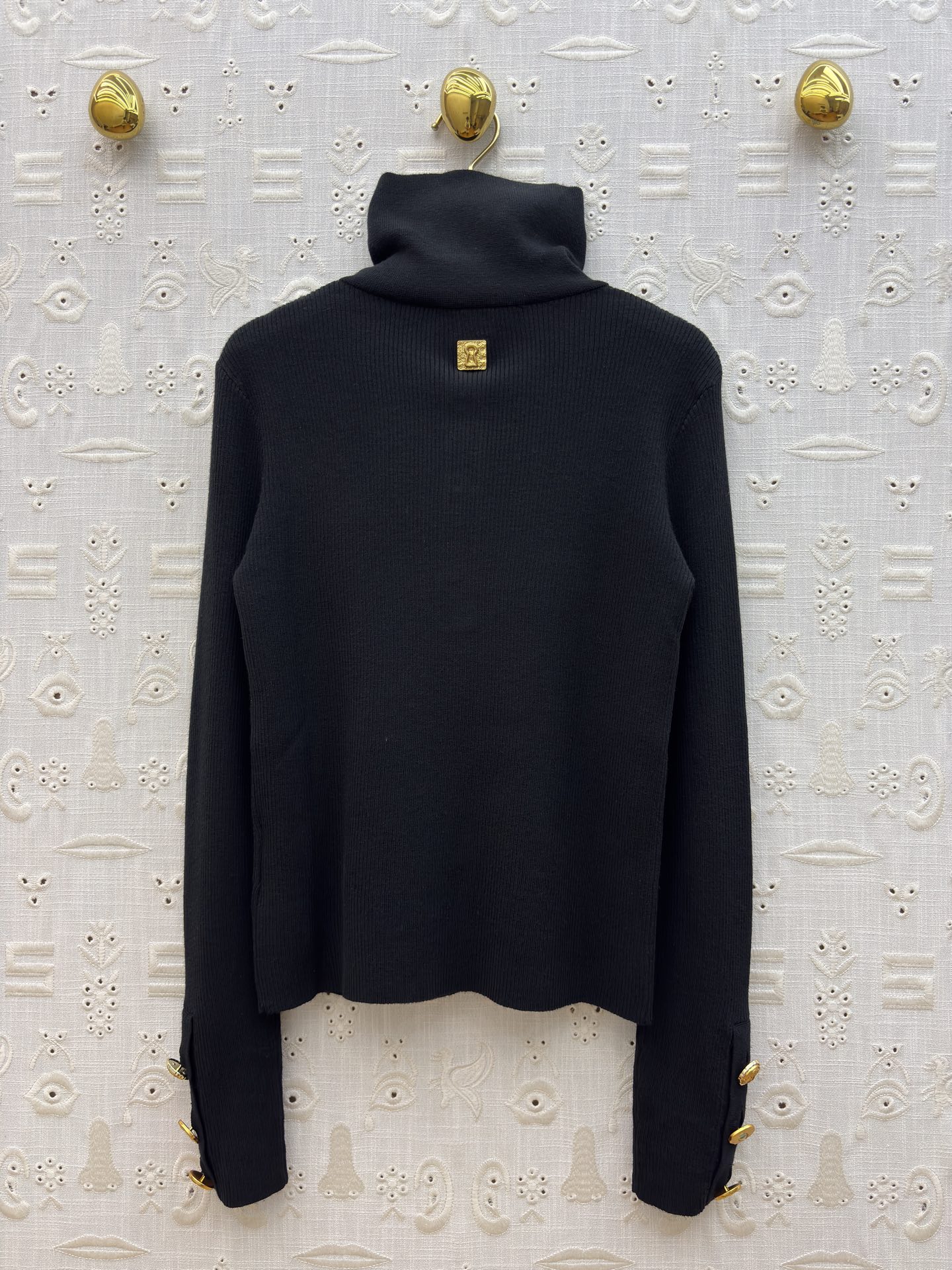 Sch家 26新款 异形半开开扣高领毛衣 吸睛又时髦范 异形金扣点缀 吸睛又有亮点 竖条纹的织法 属于不