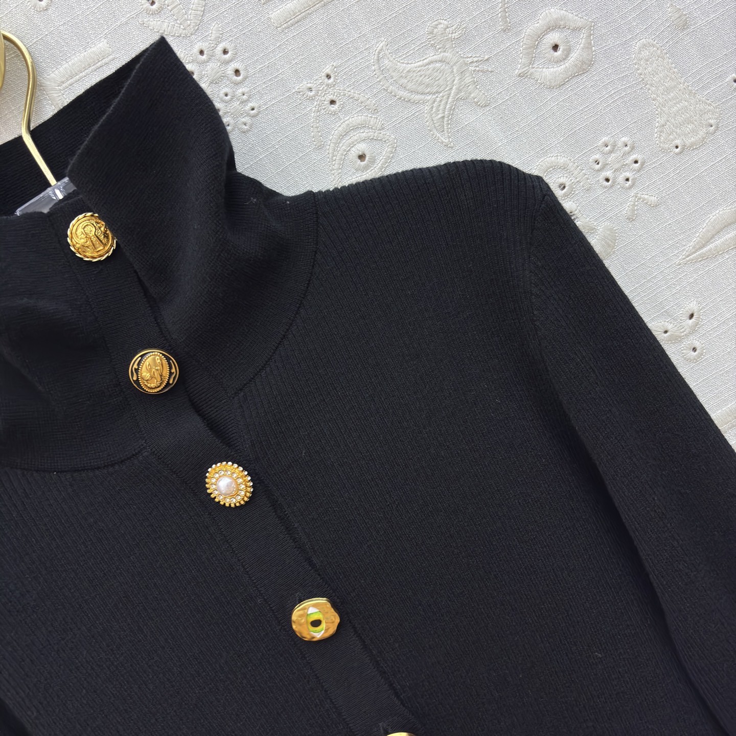 Sch家 26新款 异形半开开扣高领毛衣 吸睛又时髦范 异形金扣点缀 吸睛又有亮点 竖条纹的织法 属于不