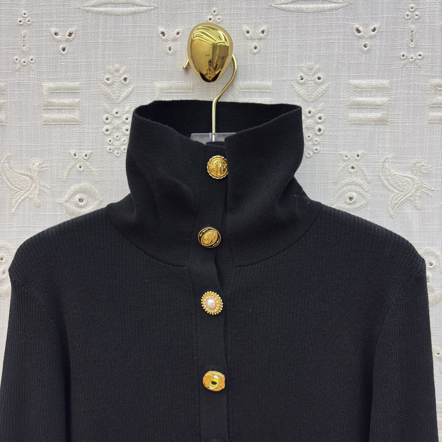 Sch家 26新款 异形半开开扣高领毛衣 吸睛又时髦范 异形金扣点缀 吸睛又有亮点 竖条纹的织法 属于不