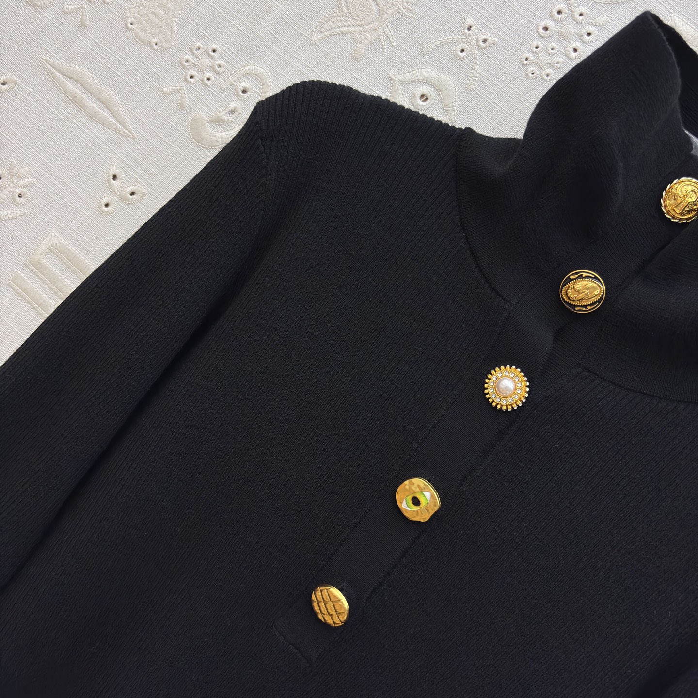 Sch家 26新款 异形半开开扣高领毛衣 吸睛又时髦范 异形金扣点缀 吸睛又有亮点 竖条纹的织法 属于不