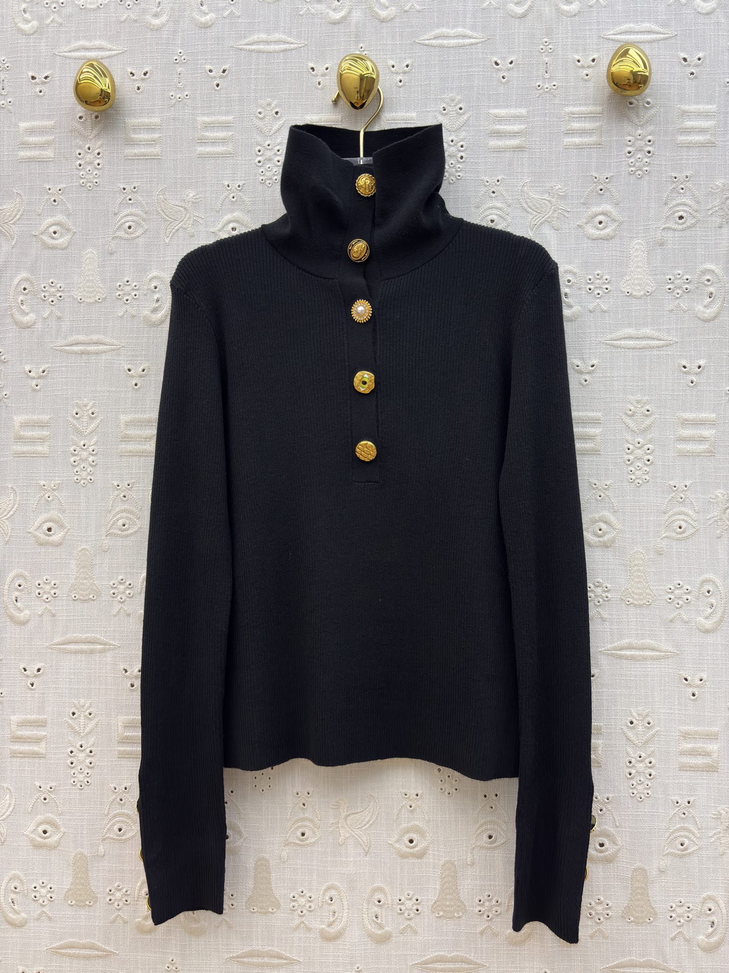 Sch家 26新款 异形半开开扣高领毛衣 吸睛又时髦范 异形金扣点缀 吸睛又有亮点 竖条纹的织法 属于不