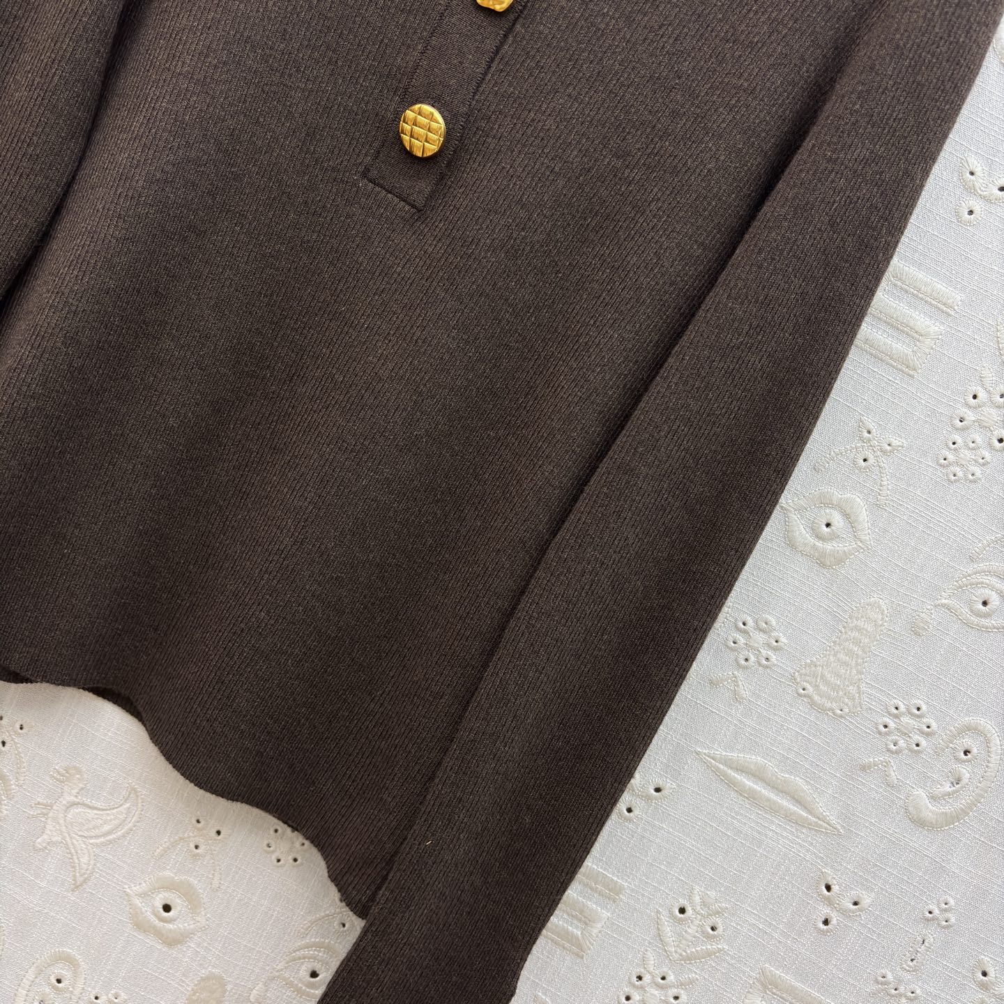 Sch家 26新款 异形半开开扣高领毛衣 吸睛又时髦范 异形金扣点缀 吸睛又有亮点 竖条纹的织法 属于不