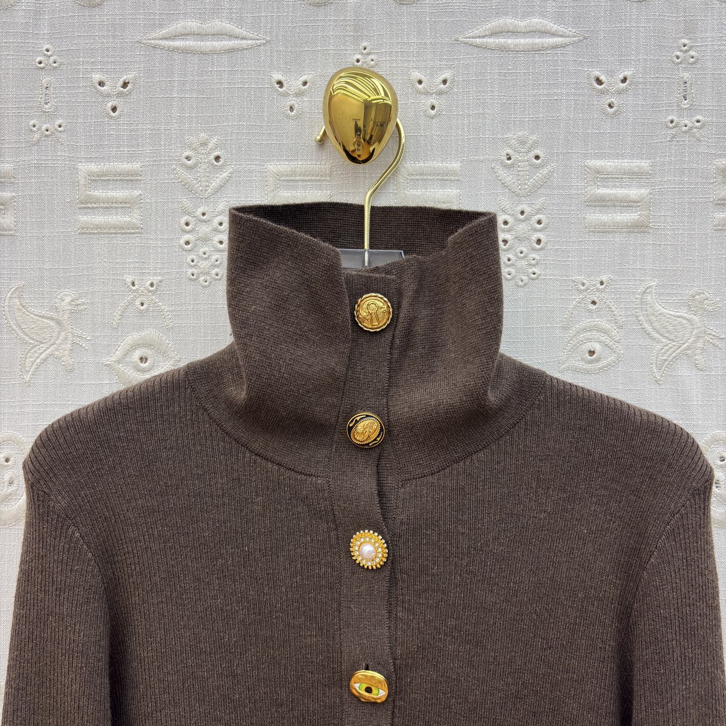 Sch家 26新款 异形半开开扣高领毛衣 吸睛又时髦范 异形金扣点缀 吸睛又有亮点 竖条纹的织法 属于不