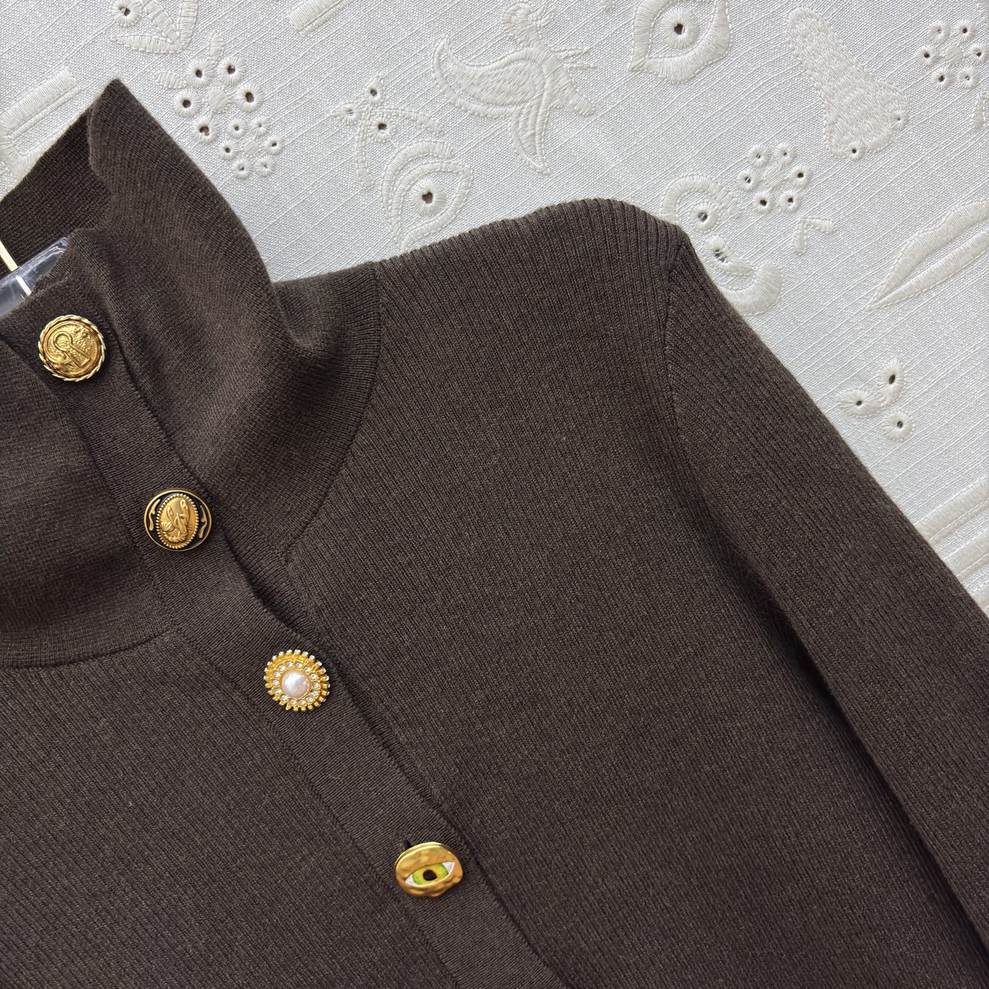 Sch家 26新款 异形半开开扣高领毛衣 吸睛又时髦范 异形金扣点缀 吸睛又有亮点 竖条纹的织法 属于不