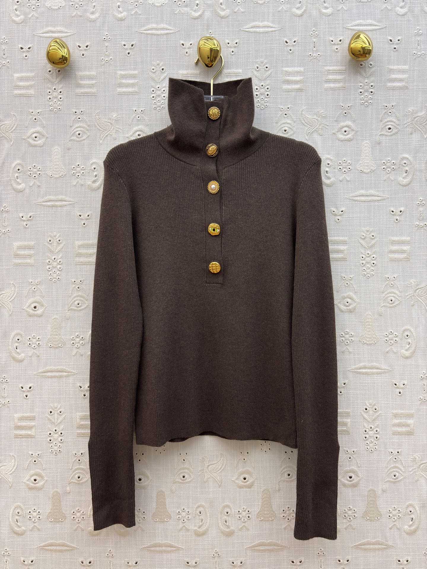 Sch家 26新款 异形半开开扣高领毛衣 吸睛又时髦范 异形金扣点缀 吸睛又有亮点 竖条纹的织法 属于不