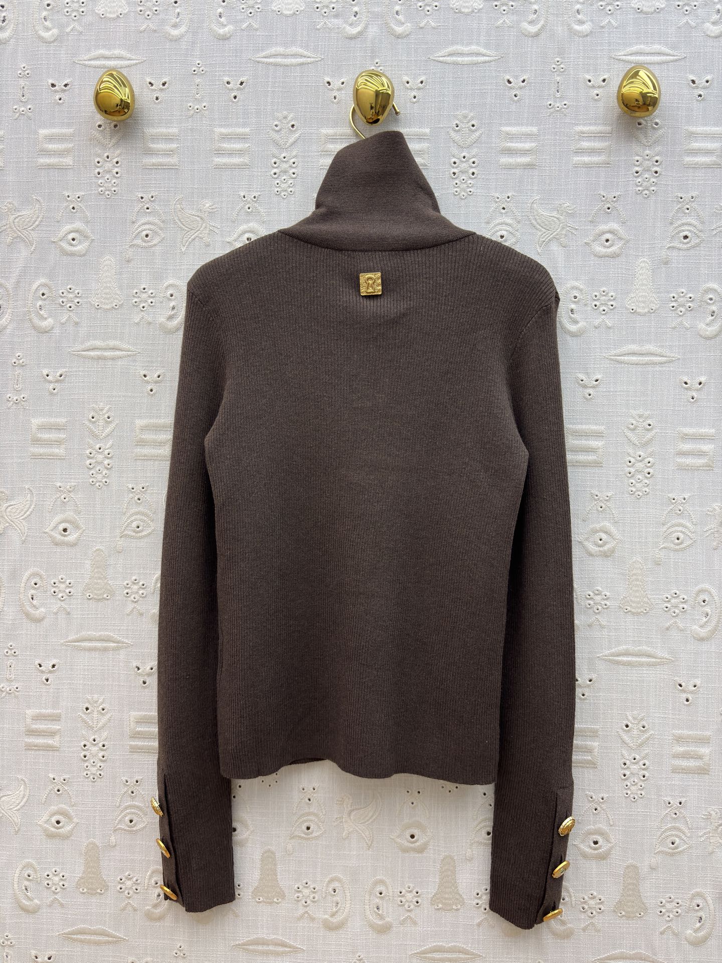 Sch家 26新款 异形半开开扣高领毛衣 吸睛又时髦范 异形金扣点缀 吸睛又有亮点 竖条纹的织法 属于不