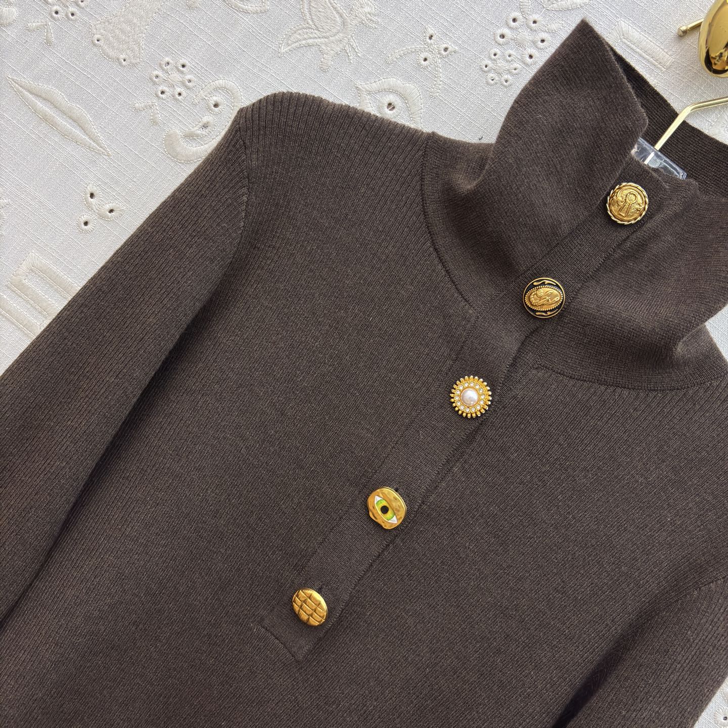 Sch家 26新款 异形半开开扣高领毛衣 吸睛又时髦范 异形金扣点缀 吸睛又有亮点 竖条纹的织法 属于不