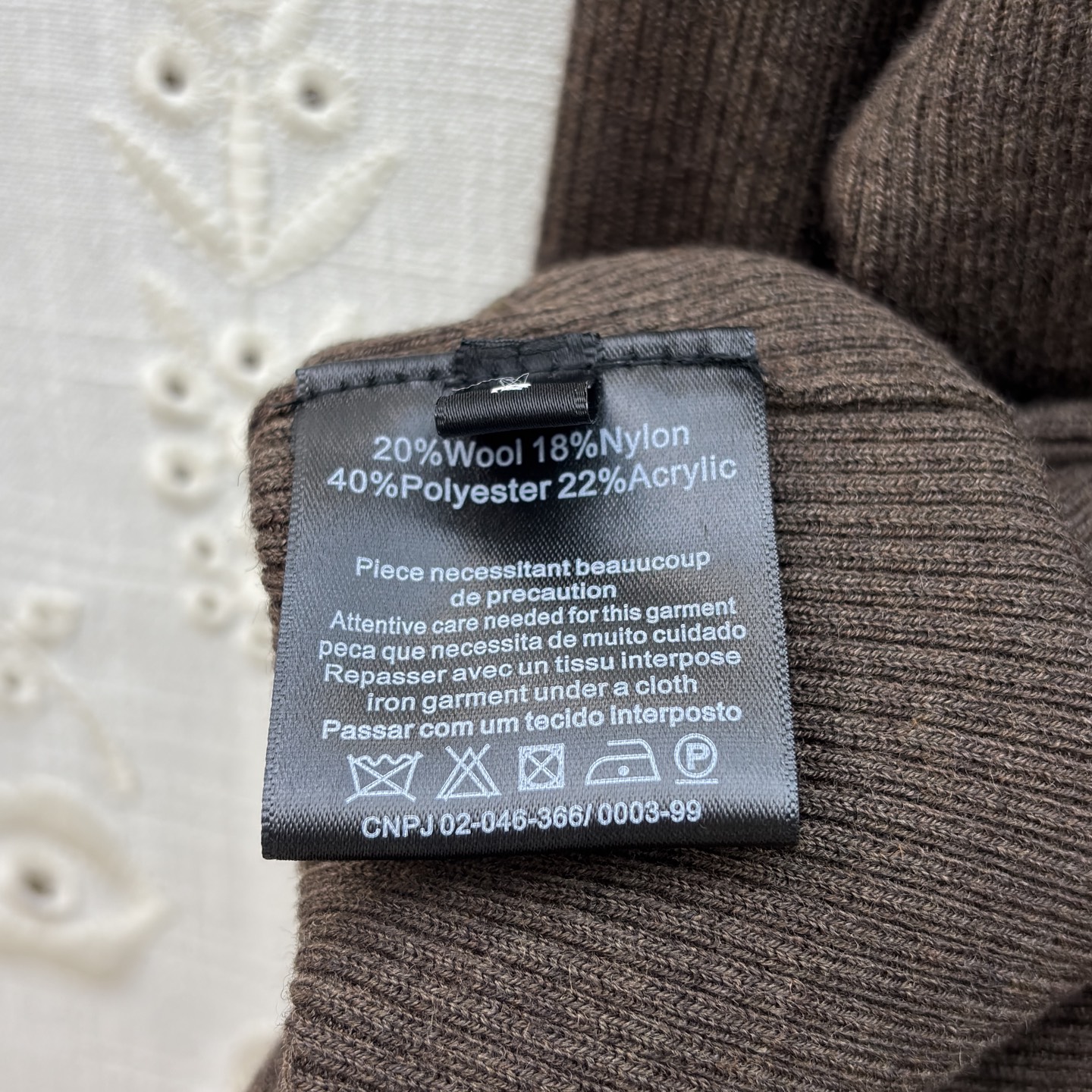 Sch家 26新款 异形半开开扣高领毛衣 吸睛又时髦范 异形金扣点缀 吸睛又有亮点 竖条纹的织法 属于不