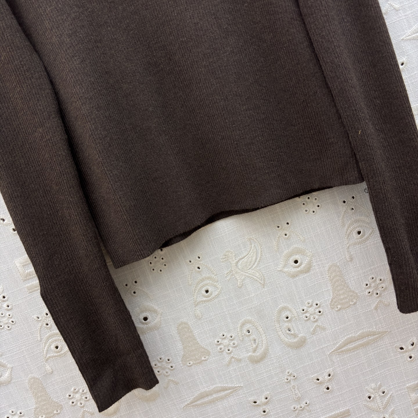 Sch家 26新款 异形半开开扣高领毛衣 吸睛又时髦范 异形金扣点缀 吸睛又有亮点 竖条纹的织法 属于不