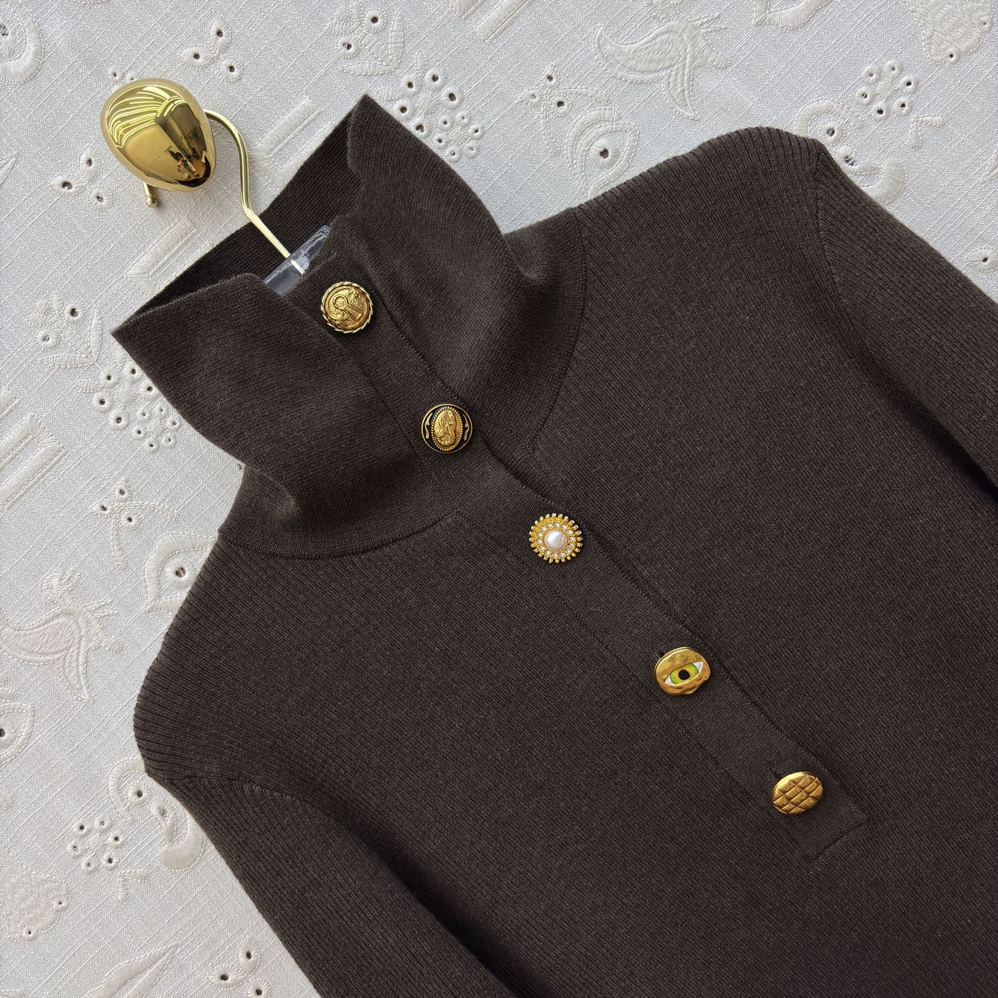 Sch家 26新款 异形半开开扣高领毛衣 吸睛又时髦范 异形金扣点缀 吸睛又有亮点 竖条纹的织法 属于不